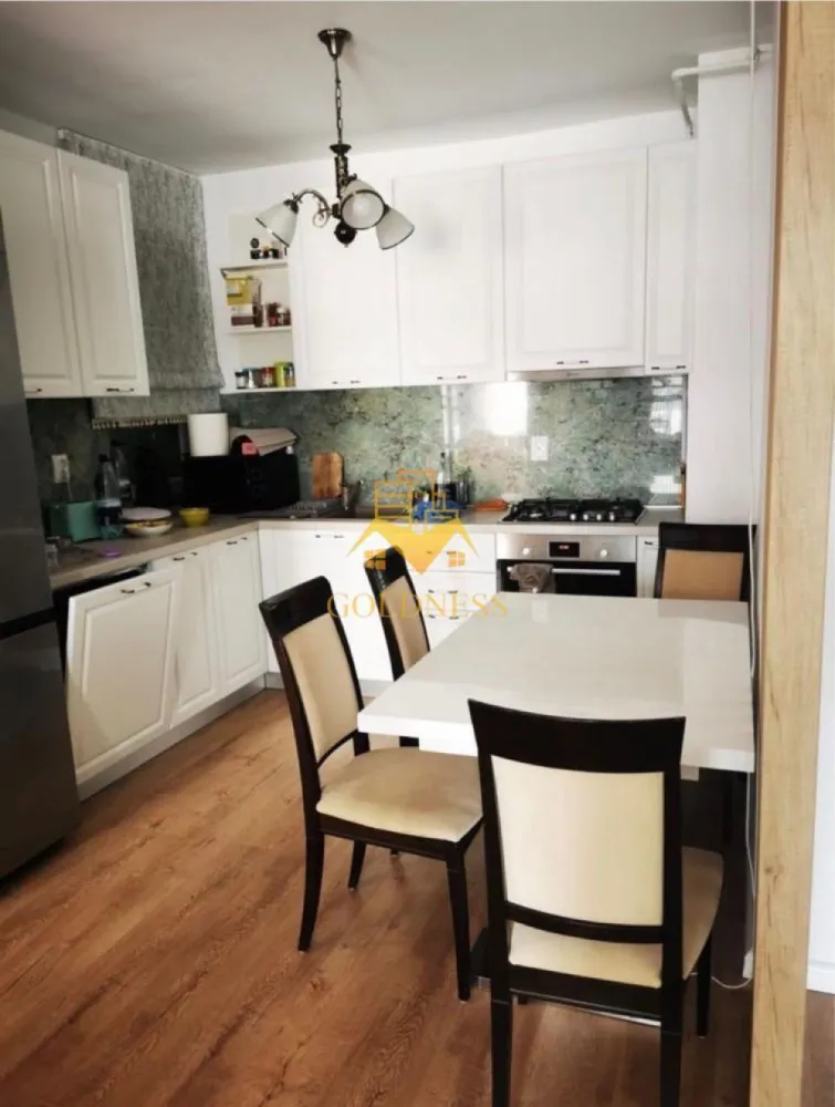 2 camere, Buna ziua, Trifoiului, Grand Hotel Italia, Lidl, PetFriendly - GOLDNESS Imobiliare vă propune spre închiriere un apartament cu 2 camere complet mobilat și utilat, la etajul 1 într-un imobil de 10 etaje, în Cartierul Buna ziua. 
Dispune de loc de parcare subteran.
Se află în apropierea stațiilor de transport în comun, magazine, restaurante, spații verzi, farmacii, etc. 

Apartamentul este compartimentat astfel:
 - dormitor cu pat matrimonial, dressing, noptiere
 - living cu canapea extensibilă 
 - bucătărie complet utilată și mobilată, loc de servit masa 
 - baie cu cada, calorifer port prosop și dulap pentru depozitare.
 - balcon 5mp

Imobilul este dotat cu toate cele necesare- centrală proprie, frigider, aragaz, hotă, mașină de spălat haine și vase, AC etc. 

Dacă sunteți interesați de acest apartament și doriți să îl vizionați, dar și pentru alte oferte nu ezitați să ne contactați telefonic sau prin e-mail. Vă stăm la dispoziție!
Pentru intermediere se percepe un comision de 50% din prețul chiriei!
