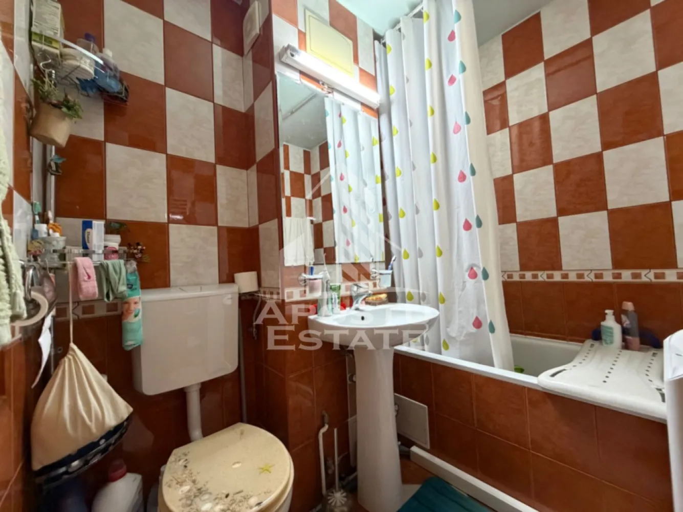 Apartament de vanzare cu 2 camere, cu centrala, parter, in Aradului - Agentia imobiliara APOSTU ESTATE va ofera spre vanzare un apartament cu 2 camere, situat la parter, in Timisoara, zona Calea Aradului.

Apartamentul dispune de o suprafata utila de 44 mp si este compartimentat astfel:

* Hol de acces
* Bucatarie
* Living
* Dormitor
* Baie cu cada

Un avantaj aparte al acestei proprietati este subsolul amenajat cu acces din sufragerie, oferind un spatiu suplimentar ideal pentru depozitare sau diverse activitati.

Confortul termic este asigurat prin intermediul centralei proprii.

Apartamentul este amplasat intr-o zona foarte buna, cu acces facil catre numeroase puncte de interes, precum mijloace de transport in comun, supermarketuri, farmacii, institutii de invatamant, restaurante, cafenele si multe altele.

Agentia imobiliara Apostu Estate va ofera consultanta bancara gratuita prin intermediul colaboratorilor nostri pentru alegerea celui mai potrivit tip de credit, astfel incat tu sa devi noul proprietar al acestui apartament.

Va asteptam cu drag la o vizionare!

ID intern: CP3185861!