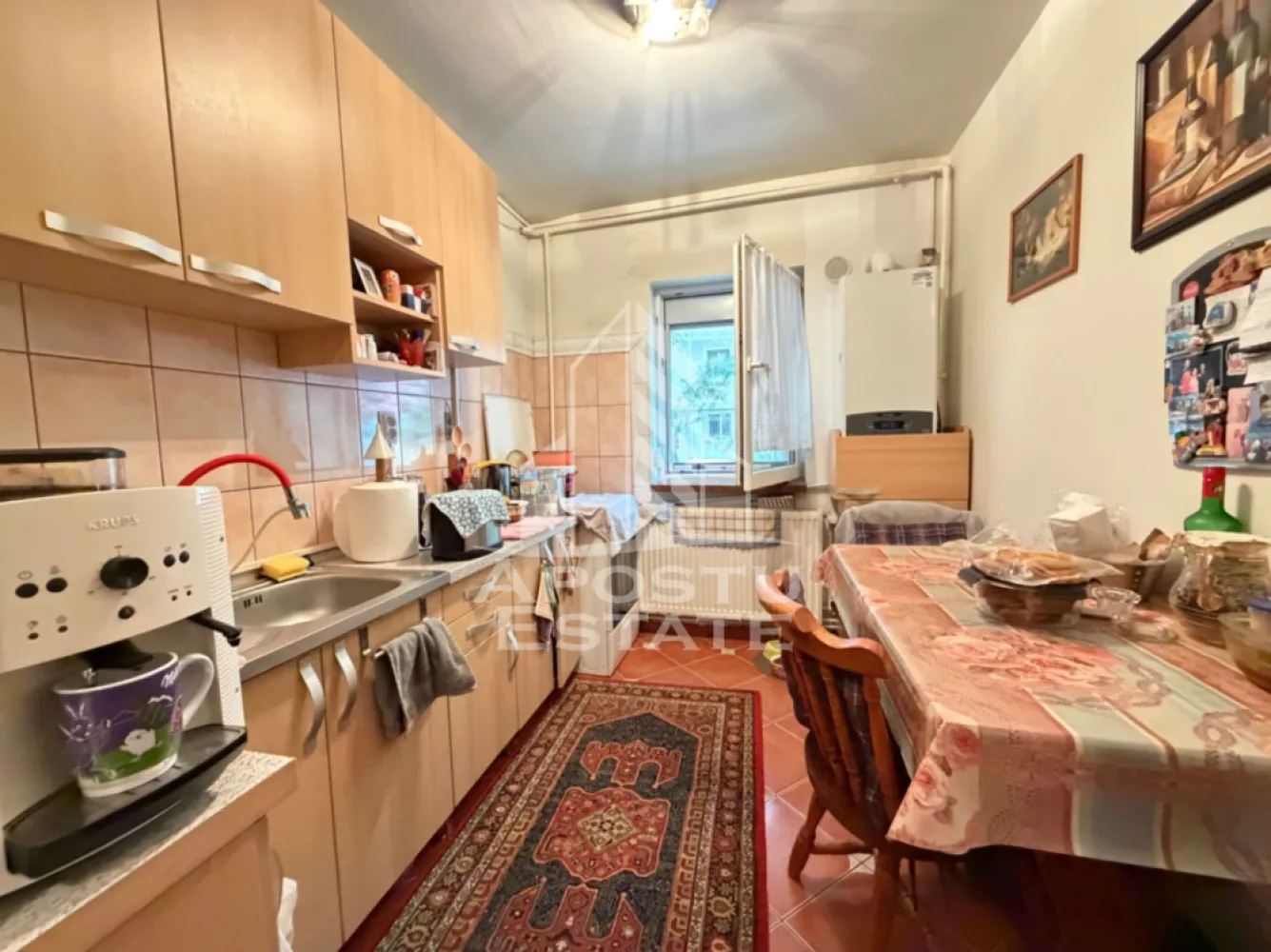 Apartament de vanzare cu 2 camere, cu centrala, parter, in Aradului - Agentia imobiliara APOSTU ESTATE va ofera spre vanzare un apartament cu 2 camere, situat la parter, in Timisoara, zona Calea Aradului.

Apartamentul dispune de o suprafata utila de 44 mp si este compartimentat astfel:

* Hol de acces
* Bucatarie
* Living
* Dormitor
* Baie cu cada

Un avantaj aparte al acestei proprietati este subsolul amenajat cu acces din sufragerie, oferind un spatiu suplimentar ideal pentru depozitare sau diverse activitati.

Confortul termic este asigurat prin intermediul centralei proprii.

Apartamentul este amplasat intr-o zona foarte buna, cu acces facil catre numeroase puncte de interes, precum mijloace de transport in comun, supermarketuri, farmacii, institutii de invatamant, restaurante, cafenele si multe altele.

Agentia imobiliara Apostu Estate va ofera consultanta bancara gratuita prin intermediul colaboratorilor nostri pentru alegerea celui mai potrivit tip de credit, astfel incat tu sa devi noul proprietar al acestui apartament.

Va asteptam cu drag la o vizionare!

ID intern: CP3185861!