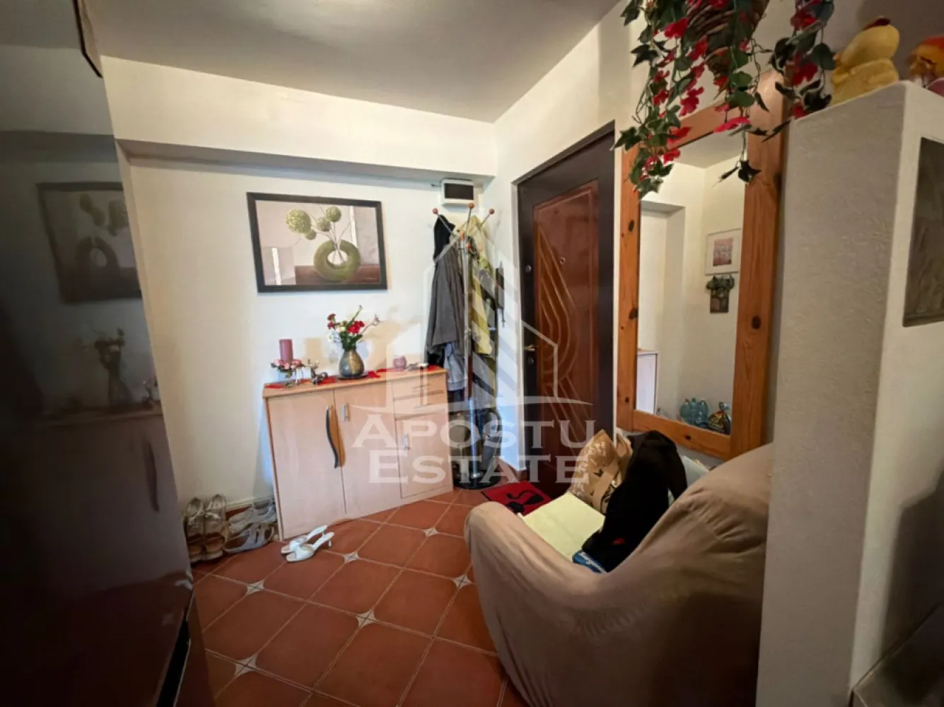 Apartament de vanzare cu 2 camere, cu centrala, parter, in Aradului - Agentia imobiliara APOSTU ESTATE va ofera spre vanzare un apartament cu 2 camere, situat la parter, in Timisoara, zona Calea Aradului.

Apartamentul dispune de o suprafata utila de 44 mp si este compartimentat astfel:

* Hol de acces
* Bucatarie
* Living
* Dormitor
* Baie cu cada

Un avantaj aparte al acestei proprietati este subsolul amenajat cu acces din sufragerie, oferind un spatiu suplimentar ideal pentru depozitare sau diverse activitati.

Confortul termic este asigurat prin intermediul centralei proprii.

Apartamentul este amplasat intr-o zona foarte buna, cu acces facil catre numeroase puncte de interes, precum mijloace de transport in comun, supermarketuri, farmacii, institutii de invatamant, restaurante, cafenele si multe altele.

Agentia imobiliara Apostu Estate va ofera consultanta bancara gratuita prin intermediul colaboratorilor nostri pentru alegerea celui mai potrivit tip de credit, astfel incat tu sa devi noul proprietar al acestui apartament.

Va asteptam cu drag la o vizionare!

ID intern: CP3185861!
