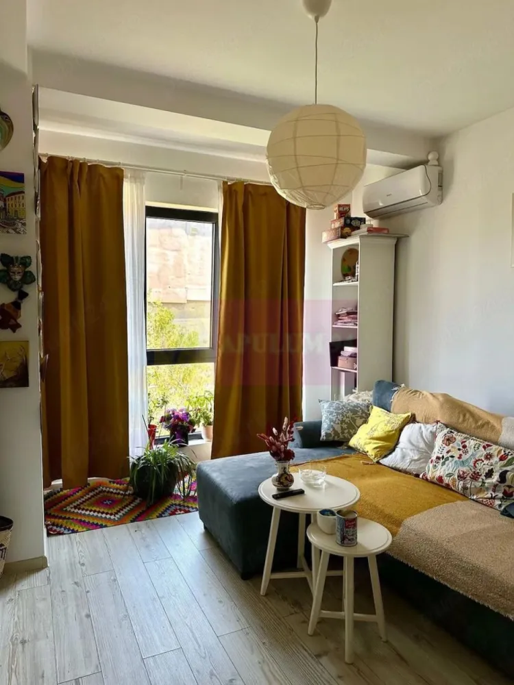 Apartament 2 camere si loc parcare - Parcul Carol - Agentia Imobiliara Apulum 94
Vinde un apartament mobilat și primitor la 600 de metri de parcul Carol, 3 km față de Piața Unirii și la 9 minute de mers pe jos până la metroul Eroii Revoluției.

Blocul a fost finalizat în 2018 și este localizat pe o stradă liniștită, fără să se audă zgomotul mașinilor.

Prețul include și un loc de parcare suprateran în spatele blocului.

Apartamentul este localizat la etajul 2, cu o suprafața utila de 46,11 mp si un balcon suprafata utila de 5,44 mp, compus din: living, bucatarie, baie, dormitor, hol si balcon.

Imobilul are structura de rezistenta cadre beton armat. Stâlpii au dimensiunile de 35x35cm. Grinzile au dimensiunile 25x35, 25x45, respectiv25x50cm. Planseele dintre niveluri sunt din beton armat si au 13cm grosime. Scara este din beton armat. Acoperis tip sarpanta si terasa. Pereti de caramida
Regim de înălțime P+2E+M
Termosistem de 10cm, incluzând poliester lipit cu adeziv si dibluri, tencuiala cu plasa si vopsea decorativa.
Apartamentul se vinde mobilat