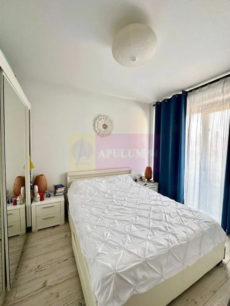 Apartament 2 camere si loc parcare - Parcul Carol - Agentia Imobiliara Apulum 94
Vinde un apartament mobilat și primitor la 600 de metri de parcul Carol, 3 km față de Piața Unirii și la 9 minute de mers pe jos până la metroul Eroii Revoluției.

Blocul a fost finalizat în 2018 și este localizat pe o stradă liniștită, fără să se audă zgomotul mașinilor.

Prețul include și un loc de parcare suprateran în spatele blocului.

Apartamentul este localizat la etajul 2, cu o suprafața utila de 46,11 mp si un balcon suprafata utila de 5,44 mp, compus din: living, bucatarie, baie, dormitor, hol si balcon.

Imobilul are structura de rezistenta cadre beton armat. Stâlpii au dimensiunile de 35x35cm. Grinzile au dimensiunile 25x35, 25x45, respectiv25x50cm. Planseele dintre niveluri sunt din beton armat si au 13cm grosime. Scara este din beton armat. Acoperis tip sarpanta si terasa. Pereti de caramida
Regim de înălțime P+2E+M
Termosistem de 10cm, incluzând poliester lipit cu adeziv si dibluri, tencuiala cu plasa si vopsea decorativa.
Apartamentul se vinde mobilat