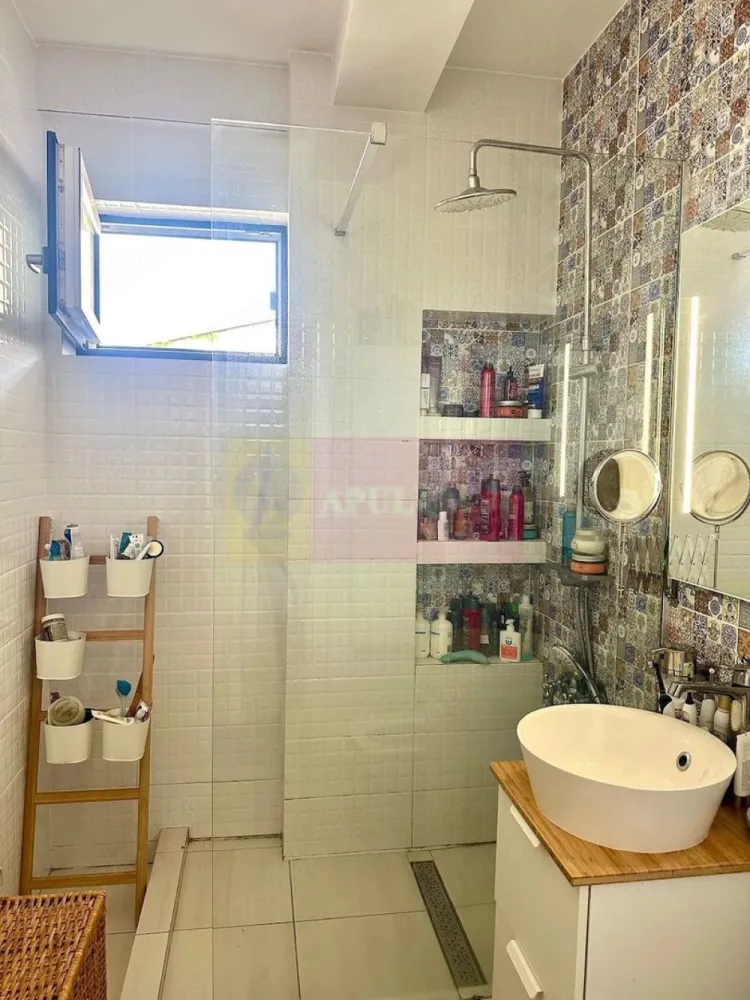 Apartament 2 camere si loc parcare - Parcul Carol - Agentia Imobiliara Apulum 94
Vinde un apartament mobilat și primitor la 600 de metri de parcul Carol, 3 km față de Piața Unirii și la 9 minute de mers pe jos până la metroul Eroii Revoluției.

Blocul a fost finalizat în 2018 și este localizat pe o stradă liniștită, fără să se audă zgomotul mașinilor.

Prețul include și un loc de parcare suprateran în spatele blocului.

Apartamentul este localizat la etajul 2, cu o suprafața utila de 46,11 mp si un balcon suprafata utila de 5,44 mp, compus din: living, bucatarie, baie, dormitor, hol si balcon.

Imobilul are structura de rezistenta cadre beton armat. Stâlpii au dimensiunile de 35x35cm. Grinzile au dimensiunile 25x35, 25x45, respectiv25x50cm. Planseele dintre niveluri sunt din beton armat si au 13cm grosime. Scara este din beton armat. Acoperis tip sarpanta si terasa. Pereti de caramida
Regim de înălțime P+2E+M
Termosistem de 10cm, incluzând poliester lipit cu adeziv si dibluri, tencuiala cu plasa si vopsea decorativa.
Apartamentul se vinde mobilat