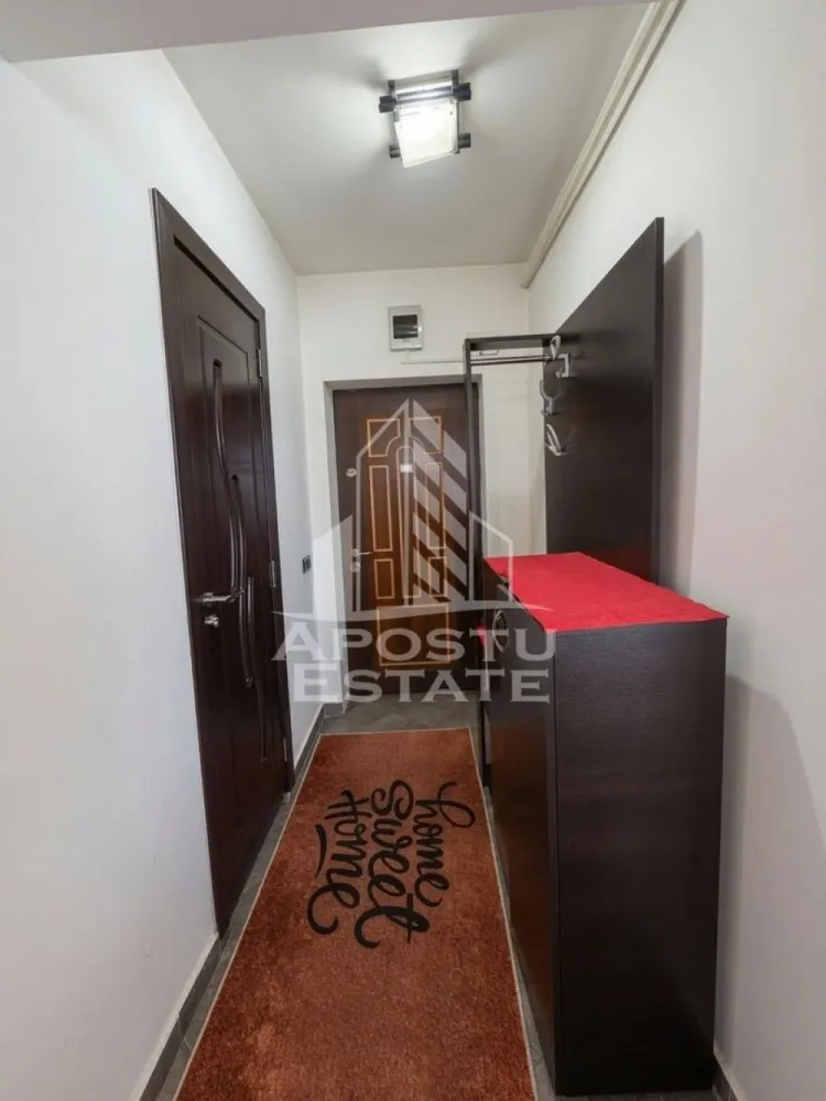 Apartament cu 1 camera de vanzare, 30mp, Olimpia Stadion, Timisoara - Agentia imobiliara APOSTU ESTATE va propune spre vanzare un apartament cu 1 camera, bine intretinut in zona Olimpia-Stadion din Timisoara, judetul Timis, o zona apreciata pentru accesul facil catre mijloacele de transport, centre comerciale si numeroase puncte de interes.

Locuinta are o suprafata utila de 30 mp.

Compartimentare eficienta:

hol de acces
camera luminoasa
bucatarie amenajata
baie cu cabina de dus

Dotari si beneficii:

incalzire prin termoficare
se vinde complet mobilat si utilat
geamuri termopan
usa metalica la intrare
disponibil imediat

Pozitie excelenta:

acces rapid catre mijloacele de transport in comun
in apropiere de magazine, farmacii, banci, liceu, gradinita si alte facilitati
conexiune facila catre principalele artere ale orasului
Apartamentul este ideal atat pentru locuinta proprie, cat si pentru investitie, datorita amplasarii avantajoase si a costurilor reduse de exploatare.

Pretul este negociabil.

Agentia imobiliara Apostu Estate va ofera consultanta bancara gratuita prin intermediul colaboratorilor nostri pentru alegerea celui mai potrivit tip de credit, astfel incat tu sa devi noul proprietar al acestei proprietati.

Va asteptam cu drag la o vizionare!
ID intern: CP3185614