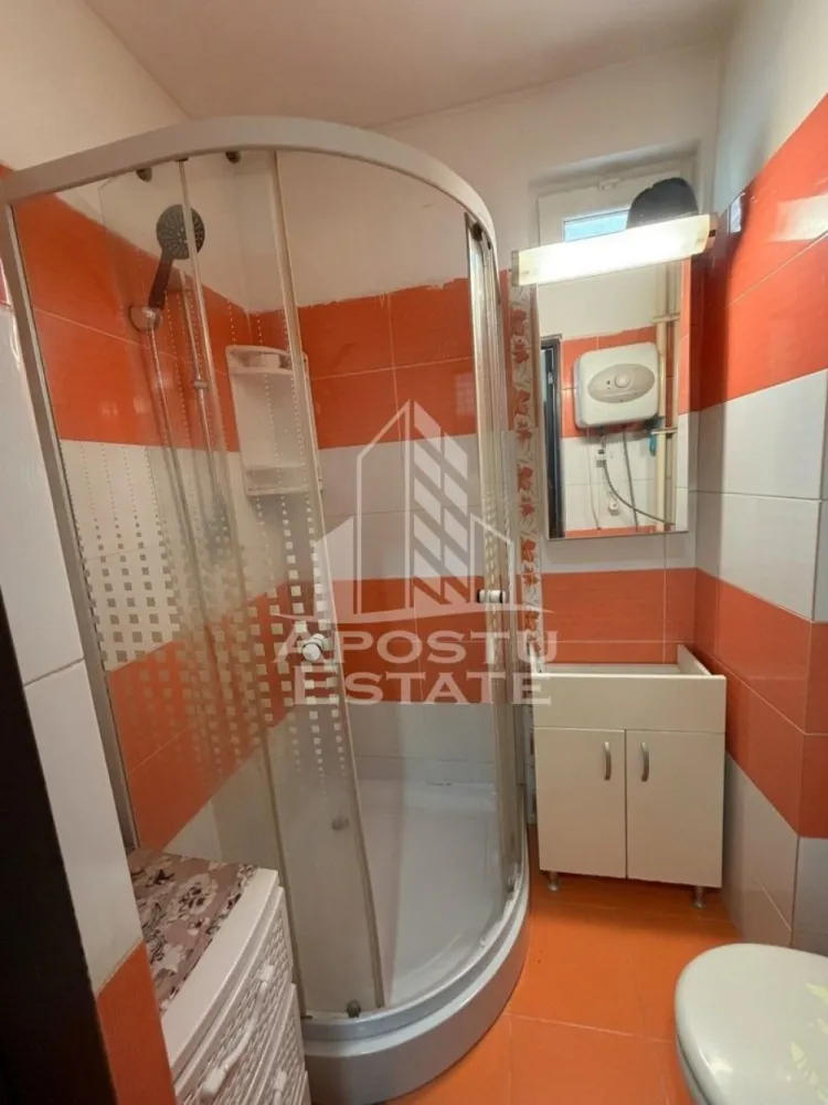 Apartament cu 1 camera de vanzare, 30mp, Olimpia Stadion, Timisoara - Agentia imobiliara APOSTU ESTATE va propune spre vanzare un apartament cu 1 camera, bine intretinut in zona Olimpia-Stadion din Timisoara, judetul Timis, o zona apreciata pentru accesul facil catre mijloacele de transport, centre comerciale si numeroase puncte de interes.

Locuinta are o suprafata utila de 30 mp.

Compartimentare eficienta:

hol de acces
camera luminoasa
bucatarie amenajata
baie cu cabina de dus

Dotari si beneficii:

incalzire prin termoficare
se vinde complet mobilat si utilat
geamuri termopan
usa metalica la intrare
disponibil imediat

Pozitie excelenta:

acces rapid catre mijloacele de transport in comun
in apropiere de magazine, farmacii, banci, liceu, gradinita si alte facilitati
conexiune facila catre principalele artere ale orasului
Apartamentul este ideal atat pentru locuinta proprie, cat si pentru investitie, datorita amplasarii avantajoase si a costurilor reduse de exploatare.

Pretul este negociabil.

Agentia imobiliara Apostu Estate va ofera consultanta bancara gratuita prin intermediul colaboratorilor nostri pentru alegerea celui mai potrivit tip de credit, astfel incat tu sa devi noul proprietar al acestei proprietati.

Va asteptam cu drag la o vizionare!
ID intern: CP3185614