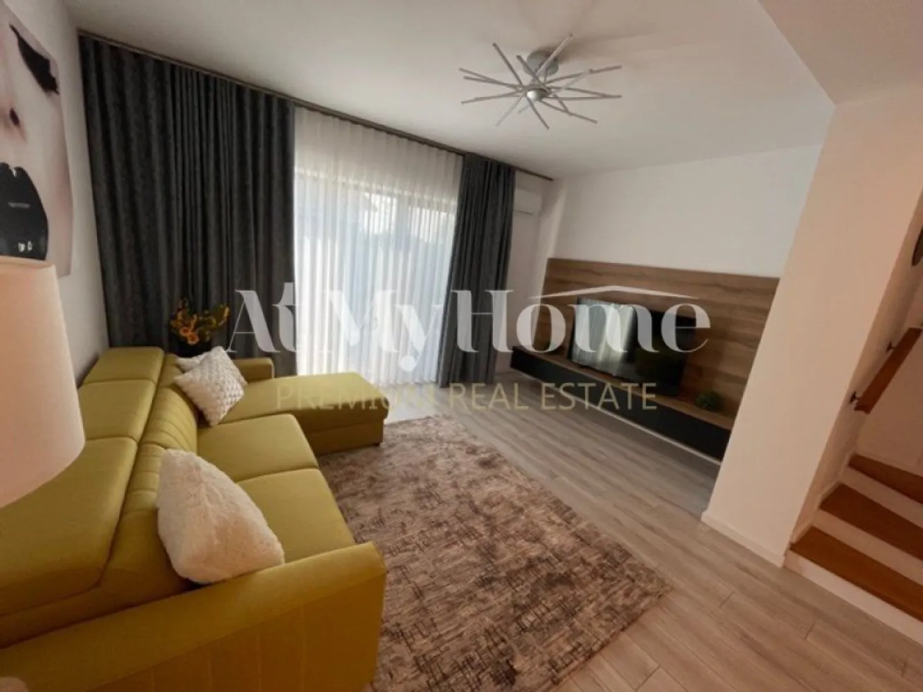 VILA 5 CAMERE CU GRADINA//COMPLET MOBILATA SI UTILATA//PIPERA - VIla NOUA cu 5 camere, localizata intr-un complex rezidential nou din zona Pipera, Alexander Residence, in apropiere de Scoala Americana si toate punctele de interes din zona Pipera/Iancu Nicolae.

Vila a fost construita pe un teren de 137mp, are o curte proprie si o suprafata utila de 122,51mp.
La parter se afla zona de living cu dining, bucatarie inchisa, grup sanitar si terasa.
La etajul 1 se afla un dormitor matrimonial cu baie proprie, un dormitor secundar si o baie secundara.
Mansarda este compusa dintr-un open space, un dormitor si o baie.

Vila se inchiriaza mobilata si utilata, avand incluse finisaje si mobilier de foarte buna calitate.

Are disponibile si doua locuri de parcare in exterior. In plus, exista si locuri de parcare pentru vizitatori.