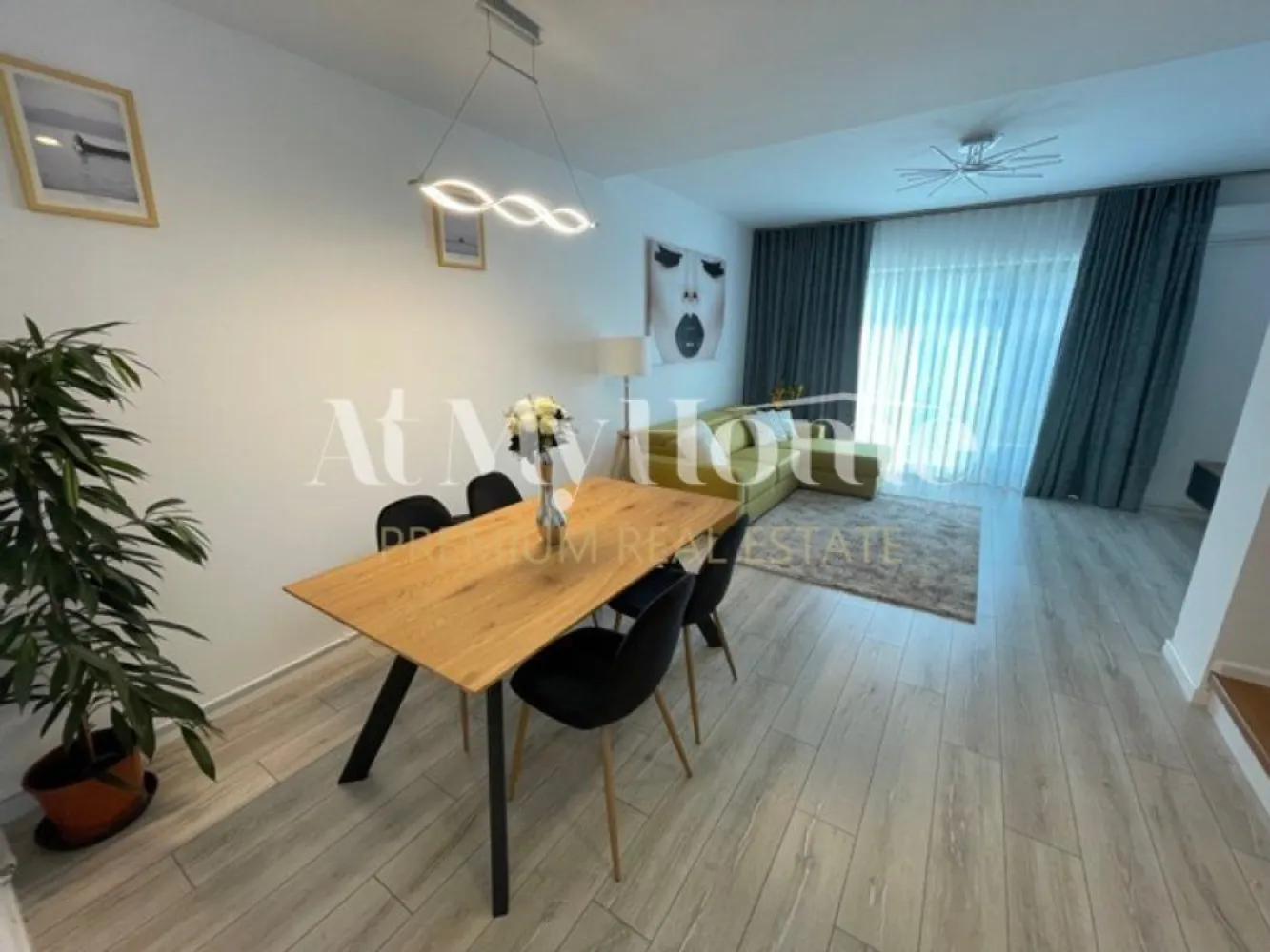 VILA 5 CAMERE CU GRADINA//COMPLET MOBILATA SI UTILATA//PIPERA - VIla NOUA cu 5 camere, localizata intr-un complex rezidential nou din zona Pipera, Alexander Residence, in apropiere de Scoala Americana si toate punctele de interes din zona Pipera/Iancu Nicolae.

Vila a fost construita pe un teren de 137mp, are o curte proprie si o suprafata utila de 122,51mp.
La parter se afla zona de living cu dining, bucatarie inchisa, grup sanitar si terasa.
La etajul 1 se afla un dormitor matrimonial cu baie proprie, un dormitor secundar si o baie secundara.
Mansarda este compusa dintr-un open space, un dormitor si o baie.

Vila se inchiriaza mobilata si utilata, avand incluse finisaje si mobilier de foarte buna calitate.

Are disponibile si doua locuri de parcare in exterior. In plus, exista si locuri de parcare pentru vizitatori.
