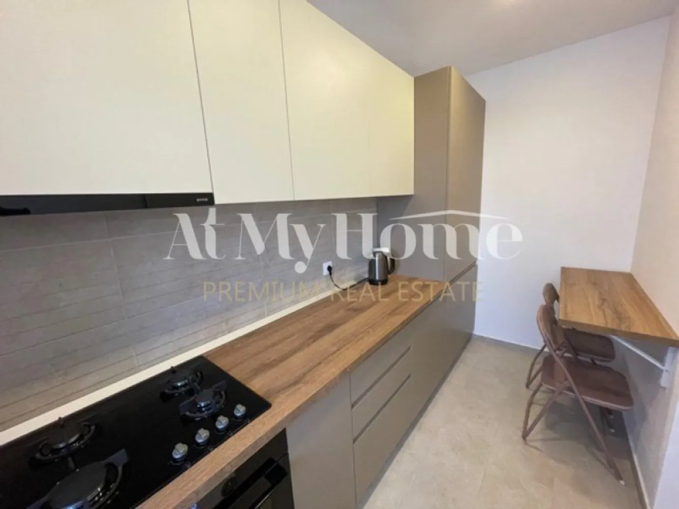 VILA 5 CAMERE CU GRADINA//COMPLET MOBILATA SI UTILATA//PIPERA - VIla NOUA cu 5 camere, localizata intr-un complex rezidential nou din zona Pipera, Alexander Residence, in apropiere de Scoala Americana si toate punctele de interes din zona Pipera/Iancu Nicolae.

Vila a fost construita pe un teren de 137mp, are o curte proprie si o suprafata utila de 122,51mp.
La parter se afla zona de living cu dining, bucatarie inchisa, grup sanitar si terasa.
La etajul 1 se afla un dormitor matrimonial cu baie proprie, un dormitor secundar si o baie secundara.
Mansarda este compusa dintr-un open space, un dormitor si o baie.

Vila se inchiriaza mobilata si utilata, avand incluse finisaje si mobilier de foarte buna calitate.

Are disponibile si doua locuri de parcare in exterior. In plus, exista si locuri de parcare pentru vizitatori.