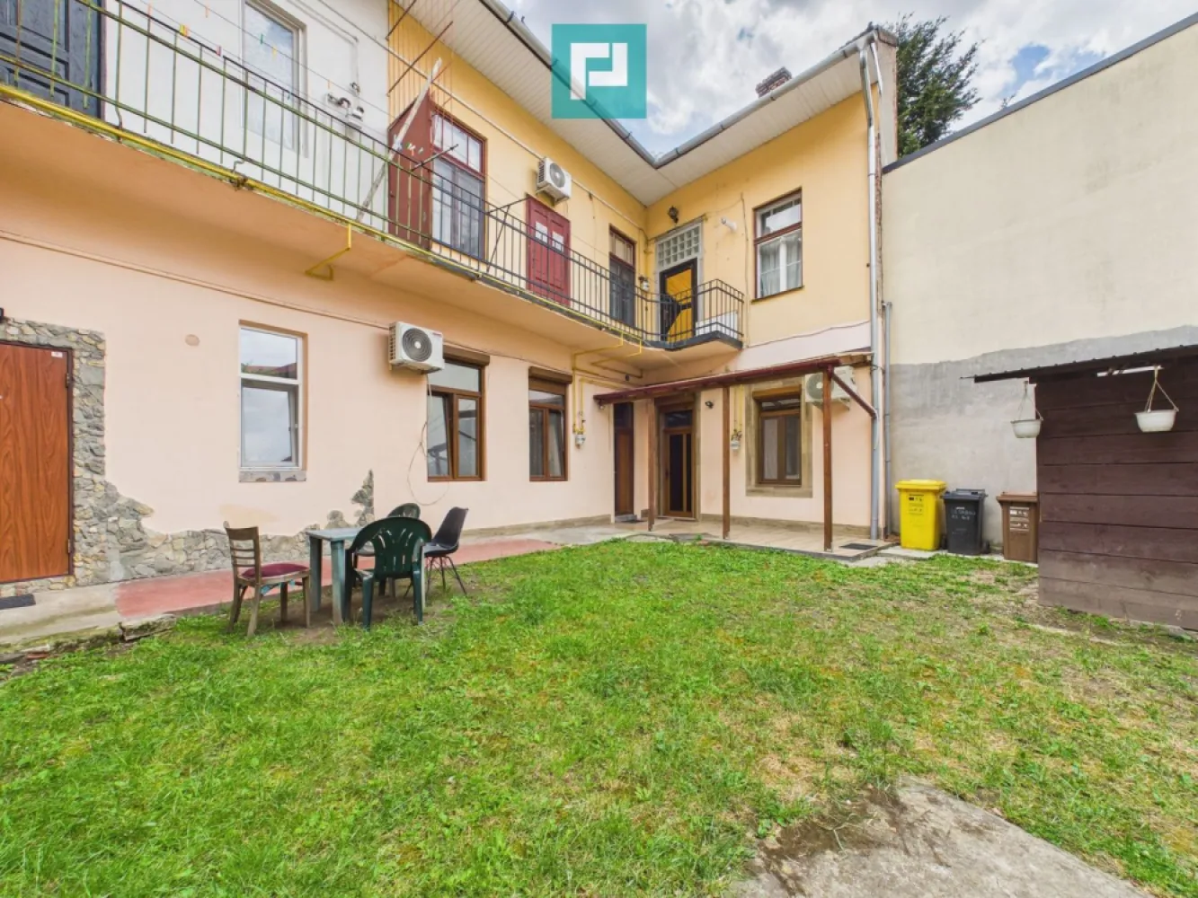Apartament o cameră, parter, Parcul Reconcilierii - Apartament o cameră, parter, Parcul Reconcilierii

Locuiești la parter, ai curte liniștită și vecini de treabă — iar în plus ești la 2 pași de Poliție, Parcul Reconcilierii și Piața Catedralei.

Property Lab Îți prezintă acest apartament cu o cameră, situat într-una dintre cele mai bune și sigure zone din Arad, ideal atât pentru locuit, cât și pentru investiție.

Suprafață construită: 43 mp
Teren în proprietate: 47 mp

Parter într-o clădire cu un etaj, complet renovată (inclusiv etajul superior și acoperișul)
Centrală termică pe gaz

Locuința este renovată (totul este nou) și are acces direct la curtea comună îngrijită, care oferă liniște și un sentiment de comunitate.

Poziționare excelentă:
2 minute de Poliție
lângă Parcul Reconcilierii
aproape de Piața Catedralei
acces rapid către centrul orașului

Un apartament ideal pentru cine își dorește confort, siguranță și o locație ultracentrală într-un cadru liniștit.

Lauri Jurj 
Telefon 0735 855 073
E-mail lauri.jurj@propertylab.ro

Alexandra Tighean
Telefon 0741 139 063
E-mail ale.tighean@propertylab.ro

CP3176936