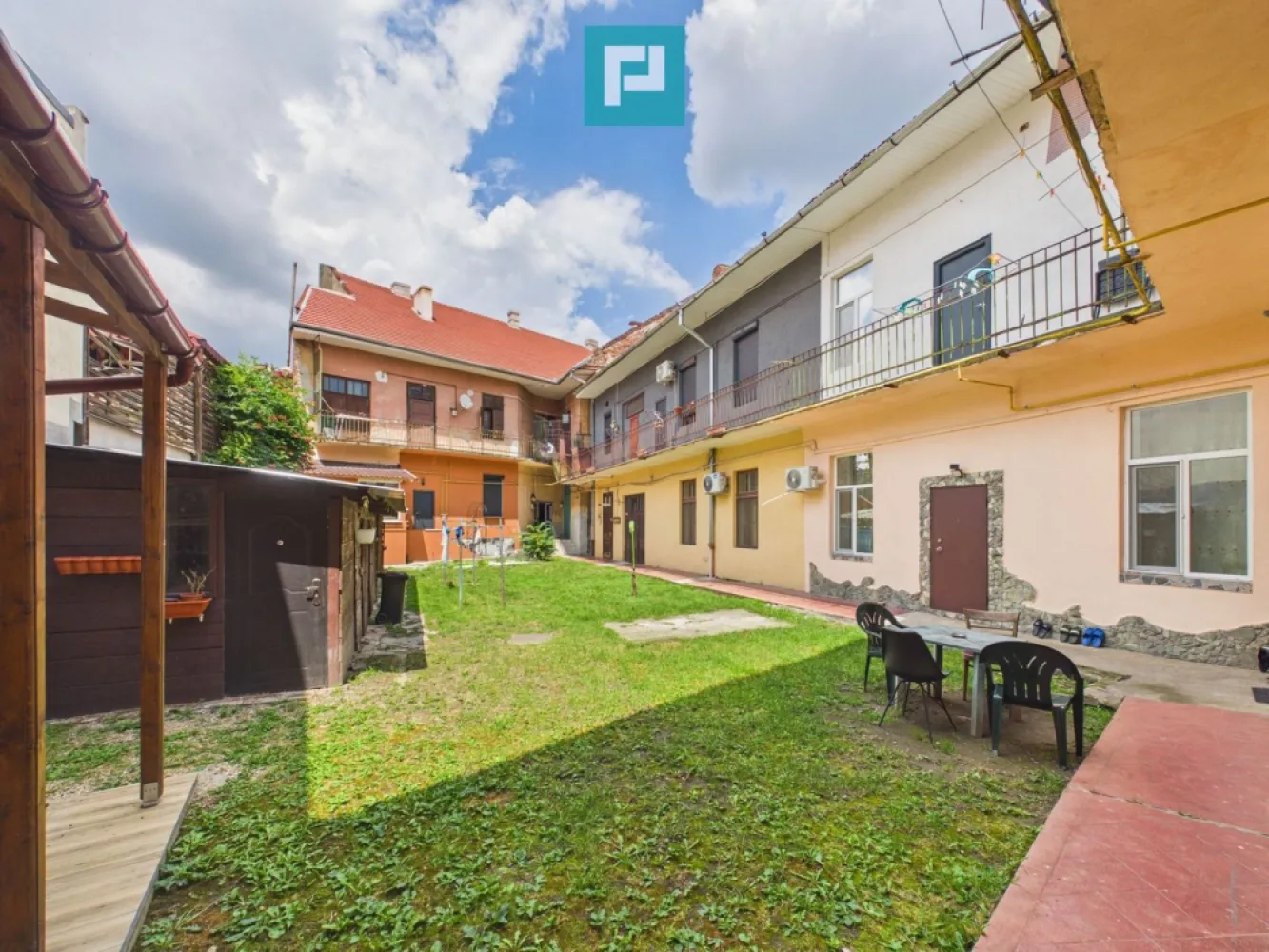 Apartament o cameră, parter, Parcul Reconcilierii - Apartament o cameră, parter, Parcul Reconcilierii

Locuiești la parter, ai curte liniștită și vecini de treabă — iar în plus ești la 2 pași de Poliție, Parcul Reconcilierii și Piața Catedralei.

Property Lab Îți prezintă acest apartament cu o cameră, situat într-una dintre cele mai bune și sigure zone din Arad, ideal atât pentru locuit, cât și pentru investiție.

Suprafață construită: 43 mp
Teren în proprietate: 47 mp

Parter într-o clădire cu un etaj, complet renovată (inclusiv etajul superior și acoperișul)
Centrală termică pe gaz

Locuința este renovată (totul este nou) și are acces direct la curtea comună îngrijită, care oferă liniște și un sentiment de comunitate.

Poziționare excelentă:
2 minute de Poliție
lângă Parcul Reconcilierii
aproape de Piața Catedralei
acces rapid către centrul orașului

Un apartament ideal pentru cine își dorește confort, siguranță și o locație ultracentrală într-un cadru liniștit.

Lauri Jurj 
Telefon 0735 855 073
E-mail lauri.jurj@propertylab.ro

Alexandra Tighean
Telefon 0741 139 063
E-mail ale.tighean@propertylab.ro

CP3176936