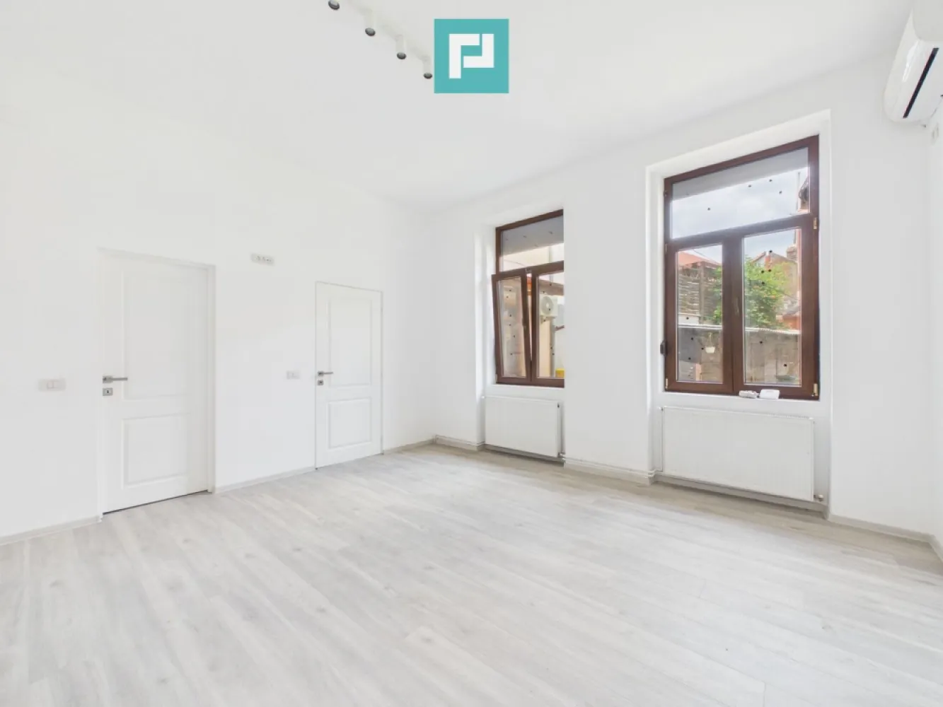 Apartament o cameră, parter, Parcul Reconcilierii - Apartament o cameră, parter, Parcul Reconcilierii

Locuiești la parter, ai curte liniștită și vecini de treabă — iar în plus ești la 2 pași de Poliție, Parcul Reconcilierii și Piața Catedralei.

Property Lab Îți prezintă acest apartament cu o cameră, situat într-una dintre cele mai bune și sigure zone din Arad, ideal atât pentru locuit, cât și pentru investiție.

Suprafață construită: 43 mp
Teren în proprietate: 47 mp

Parter într-o clădire cu un etaj, complet renovată (inclusiv etajul superior și acoperișul)
Centrală termică pe gaz

Locuința este renovată (totul este nou) și are acces direct la curtea comună îngrijită, care oferă liniște și un sentiment de comunitate.

Poziționare excelentă:
2 minute de Poliție
lângă Parcul Reconcilierii
aproape de Piața Catedralei
acces rapid către centrul orașului

Un apartament ideal pentru cine își dorește confort, siguranță și o locație ultracentrală într-un cadru liniștit.

Lauri Jurj 
Telefon 0735 855 073
E-mail lauri.jurj@propertylab.ro

Alexandra Tighean
Telefon 0741 139 063
E-mail ale.tighean@propertylab.ro

CP3176936