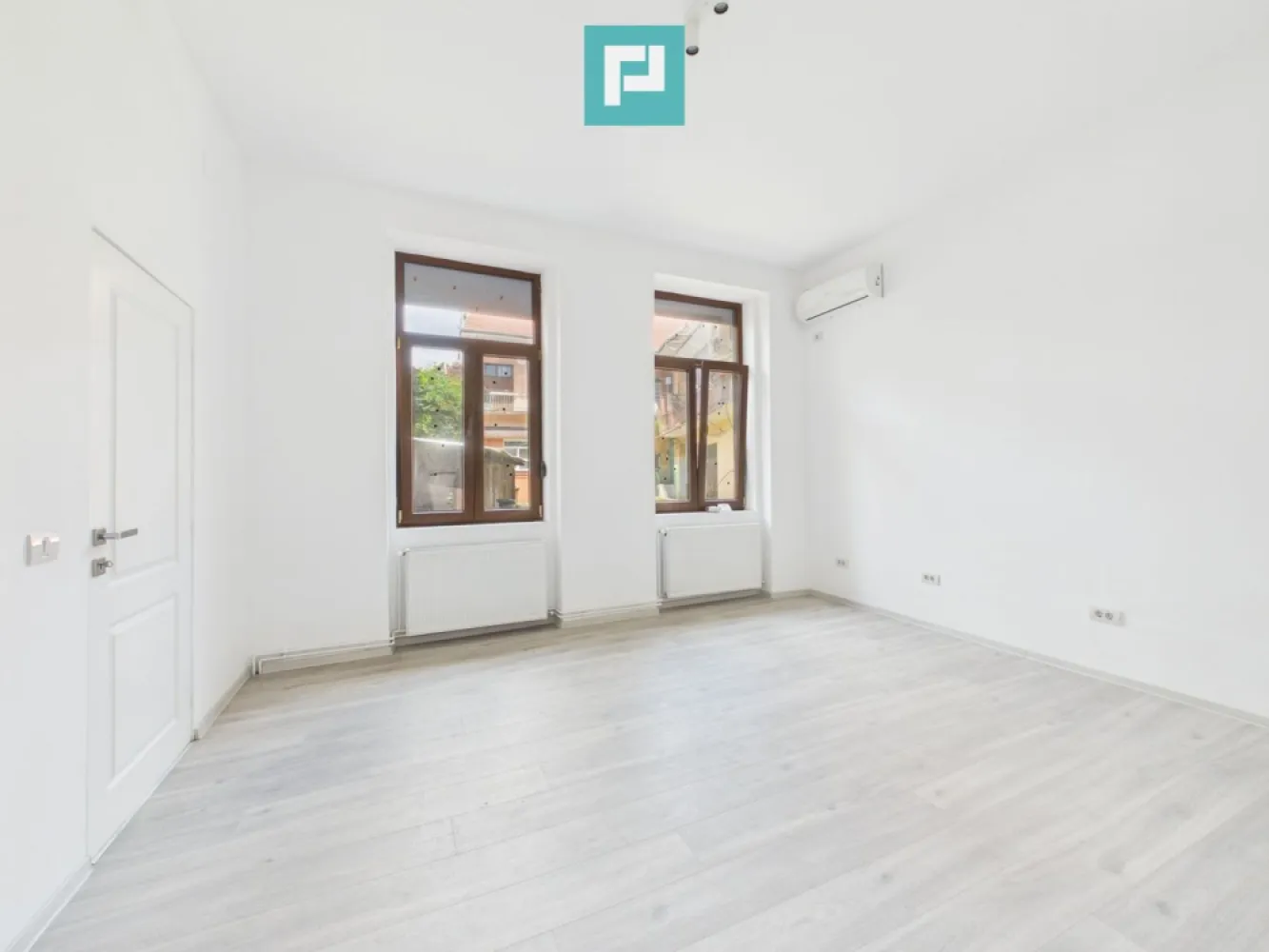Apartament o cameră, parter, Parcul Reconcilierii - Apartament o cameră, parter, Parcul Reconcilierii

Locuiești la parter, ai curte liniștită și vecini de treabă — iar în plus ești la 2 pași de Poliție, Parcul Reconcilierii și Piața Catedralei.

Property Lab Îți prezintă acest apartament cu o cameră, situat într-una dintre cele mai bune și sigure zone din Arad, ideal atât pentru locuit, cât și pentru investiție.

Suprafață construită: 43 mp
Teren în proprietate: 47 mp

Parter într-o clădire cu un etaj, complet renovată (inclusiv etajul superior și acoperișul)
Centrală termică pe gaz

Locuința este renovată (totul este nou) și are acces direct la curtea comună îngrijită, care oferă liniște și un sentiment de comunitate.

Poziționare excelentă:
2 minute de Poliție
lângă Parcul Reconcilierii
aproape de Piața Catedralei
acces rapid către centrul orașului

Un apartament ideal pentru cine își dorește confort, siguranță și o locație ultracentrală într-un cadru liniștit.

Lauri Jurj 
Telefon 0735 855 073
E-mail lauri.jurj@propertylab.ro

Alexandra Tighean
Telefon 0741 139 063
E-mail ale.tighean@propertylab.ro

CP3176936