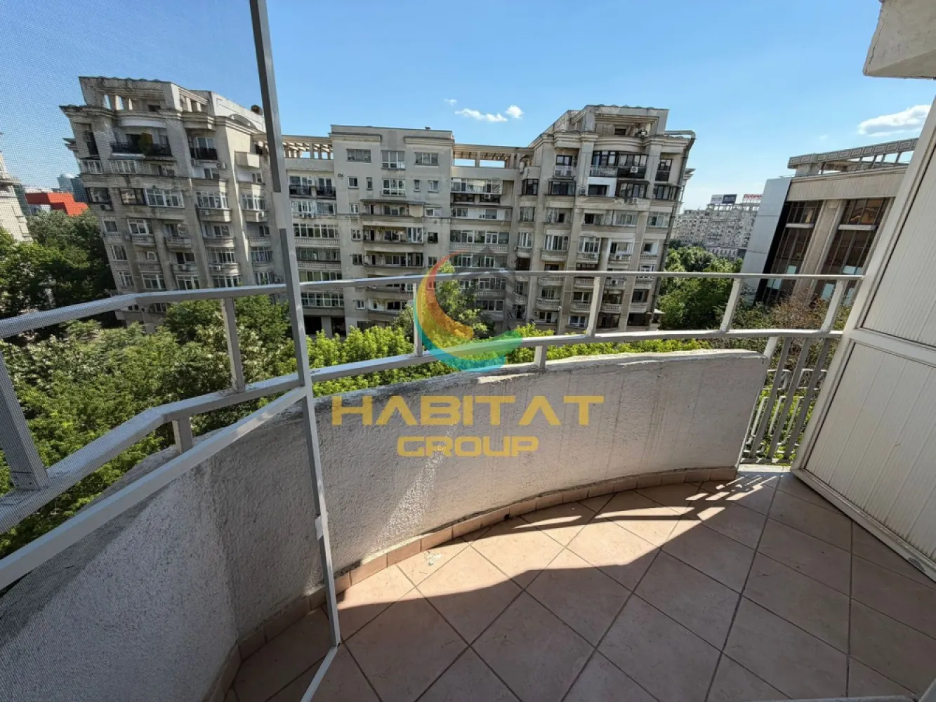Chirie Apartament 3 camere Unirii metrou - Prezentam spre inchiriere un apartament de 2 camere cu 2 bai, mobilat si utilat, in spatele magazinului Unirea shopping center, ultracentral, cu numeroase mijloace de transport in comun la indemana, si multe alte facilitati.

Practic zona de living este foarte spatioasa. 
Dotat cu aer condiționat.
Este situată la etajul 5 din 6.
Blocul este dotat cu lift schindler nou.
Vedere mixtă cu 4 balcoane: 2 pe zona de living si dormitor si 2 pe zona de bucatarie si dormitor fiecare cu iesire separata.
Pat matrimonial cu saltea nouă în dormitor.
750 euro/luna
Se percepe garantie
Se percepe comision.
Pentru detalii/programare vizionare Bianca Albu 0768676697
