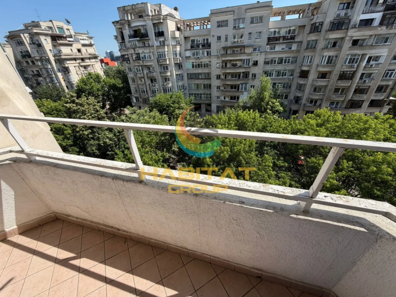 Chirie Apartament 3 camere Unirii metrou - Prezentam spre inchiriere un apartament de 2 camere cu 2 bai, mobilat si utilat, in spatele magazinului Unirea shopping center, ultracentral, cu numeroase mijloace de transport in comun la indemana, si multe alte facilitati.

Practic zona de living este foarte spatioasa. 
Dotat cu aer condiționat.
Este situată la etajul 5 din 6.
Blocul este dotat cu lift schindler nou.
Vedere mixtă cu 4 balcoane: 2 pe zona de living si dormitor si 2 pe zona de bucatarie si dormitor fiecare cu iesire separata.
Pat matrimonial cu saltea nouă în dormitor.
750 euro/luna
Se percepe garantie
Se percepe comision.
Pentru detalii/programare vizionare Bianca Albu 0768676697