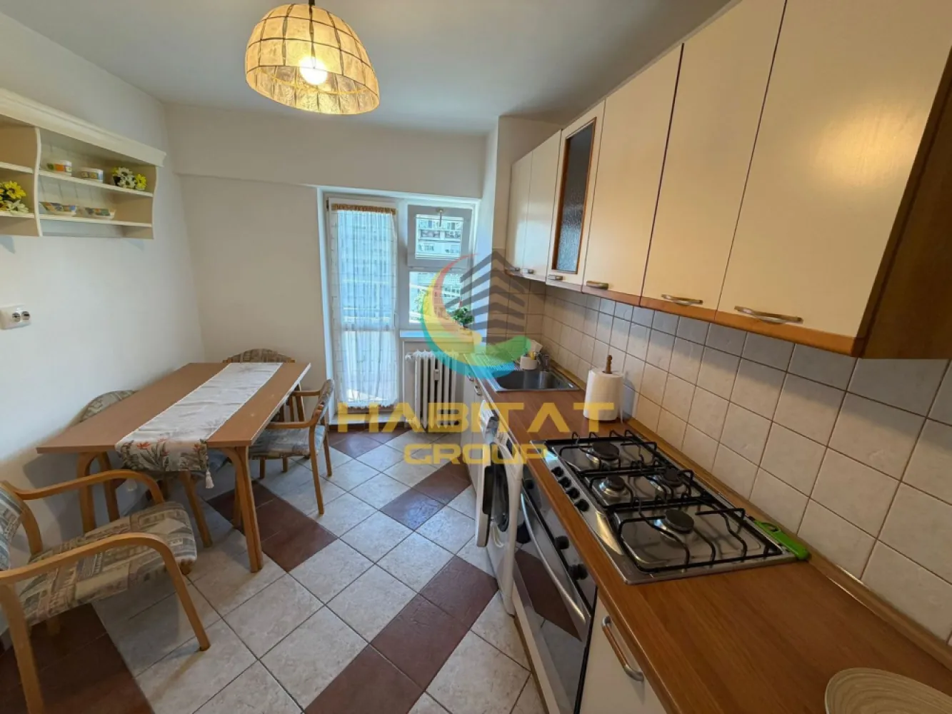 Chirie Apartament 3 camere Unirii metrou - Prezentam spre inchiriere un apartament de 2 camere cu 2 bai, mobilat si utilat, in spatele magazinului Unirea shopping center, ultracentral, cu numeroase mijloace de transport in comun la indemana, si multe alte facilitati.

Practic zona de living este foarte spatioasa. 
Dotat cu aer condiționat.
Este situată la etajul 5 din 6.
Blocul este dotat cu lift schindler nou.
Vedere mixtă cu 4 balcoane: 2 pe zona de living si dormitor si 2 pe zona de bucatarie si dormitor fiecare cu iesire separata.
Pat matrimonial cu saltea nouă în dormitor.
750 euro/luna
Se percepe garantie
Se percepe comision.
Pentru detalii/programare vizionare Bianca Albu 0768676697