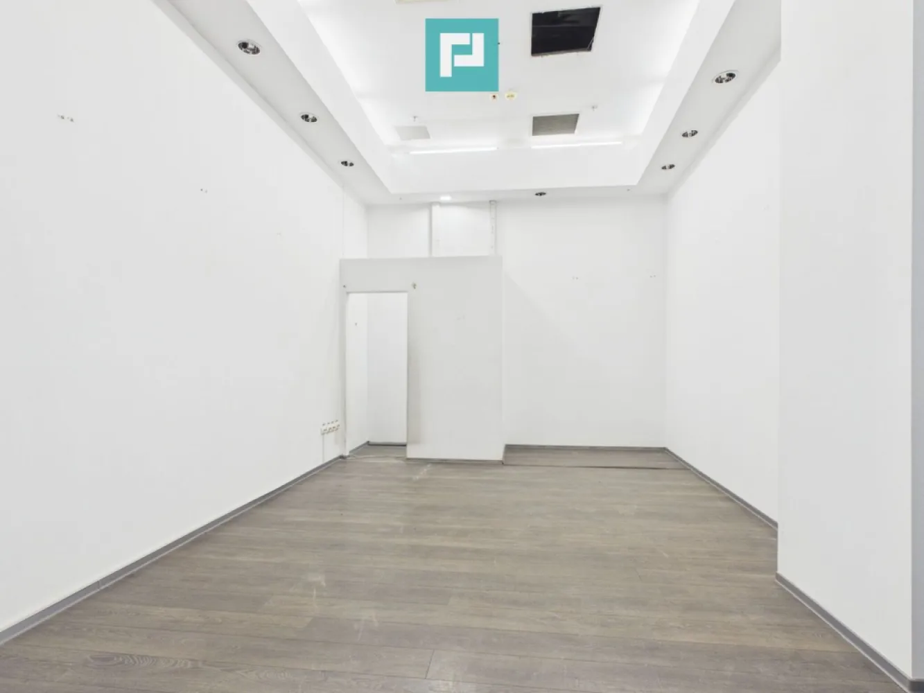 Spațiu comercial/de birouri/showroom în Arad - PropertyLab vă propune spre inchiriere un spațiu modern cu o suprafață de 30 mp în cadrul Centrului Comercial Agora Arad, una dintre cele mai dinamice și atractive destinații comerciale din oraș.

Spațiul beneficiază de o poziționare excelentă și o vizibilitate foarte bună, fiind potrivit pentru o gamă variată de activități comerciale, servicii și showroom.
Vecinătăți și chiriași de renume:
Agora Arad găzduiește numeroase branduri naționale și internaționale, contribuind la un flux constant de vizitatori:
Retail și modă: DeFacto, Sinsay, Xtep, Numero Uno, CCC, Worldbox, Action, KIK, TEDi, Pepco etc
Divertisment: Happy Cinema și Fantastic Jungle.
Fitness: 18Gym, una dintre cele mai mari săli de fitness din oraș.
Alimentație și cumpărături zilnice: SENIC Gross & Market.

Facilități suplimentare:
Peste 1.000 de locuri de parcare pentru clienți și angajați
Acces facil din principalele zone ale municipiului Arad

Taxă servicii 5 euro/mp + tva/lună

Pentru informații suplimentare și programarea unei vizionări, vă stăm la dispoziție.

Raluca Marinescu Consultant PropertyLab
Telefon +40 755 083 764
E-mail: raluca.marinescu@propertylab.ro

CP3176728