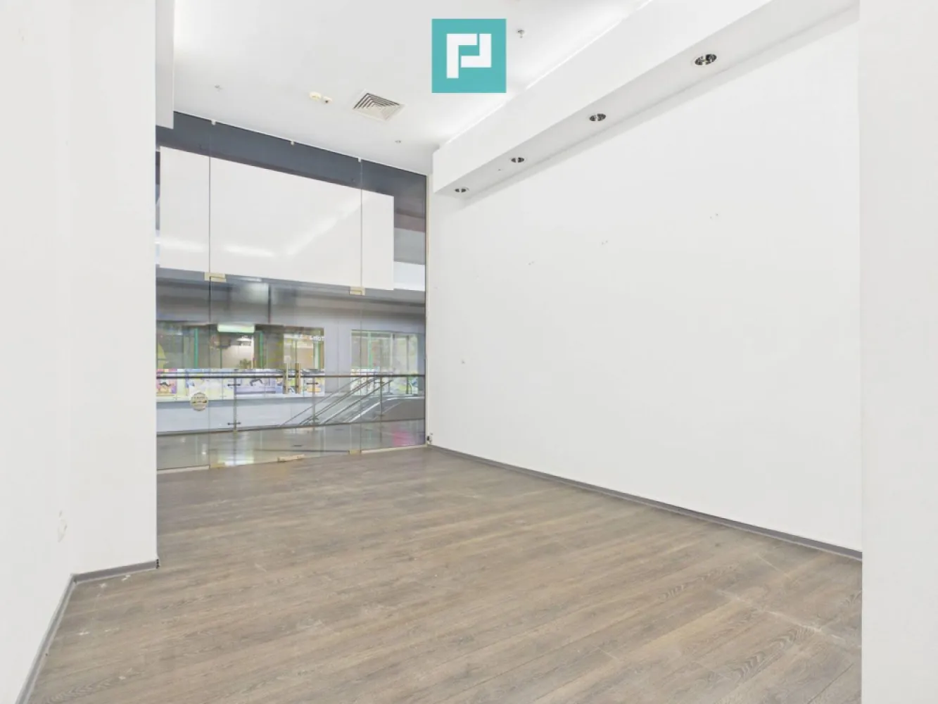 Spațiu comercial/de birouri/showroom în Arad - PropertyLab vă propune spre inchiriere un spațiu modern cu o suprafață de 30 mp în cadrul Centrului Comercial Agora Arad, una dintre cele mai dinamice și atractive destinații comerciale din oraș.

Spațiul beneficiază de o poziționare excelentă și o vizibilitate foarte bună, fiind potrivit pentru o gamă variată de activități comerciale, servicii și showroom.
Vecinătăți și chiriași de renume:
Agora Arad găzduiește numeroase branduri naționale și internaționale, contribuind la un flux constant de vizitatori:
Retail și modă: DeFacto, Sinsay, Xtep, Numero Uno, CCC, Worldbox, Action, KIK, TEDi, Pepco etc
Divertisment: Happy Cinema și Fantastic Jungle.
Fitness: 18Gym, una dintre cele mai mari săli de fitness din oraș.
Alimentație și cumpărături zilnice: SENIC Gross & Market.

Facilități suplimentare:
Peste 1.000 de locuri de parcare pentru clienți și angajați
Acces facil din principalele zone ale municipiului Arad

Taxă servicii 5 euro/mp + tva/lună

Pentru informații suplimentare și programarea unei vizionări, vă stăm la dispoziție.

Raluca Marinescu Consultant PropertyLab
Telefon +40 755 083 764
E-mail: raluca.marinescu@propertylab.ro

CP3176728