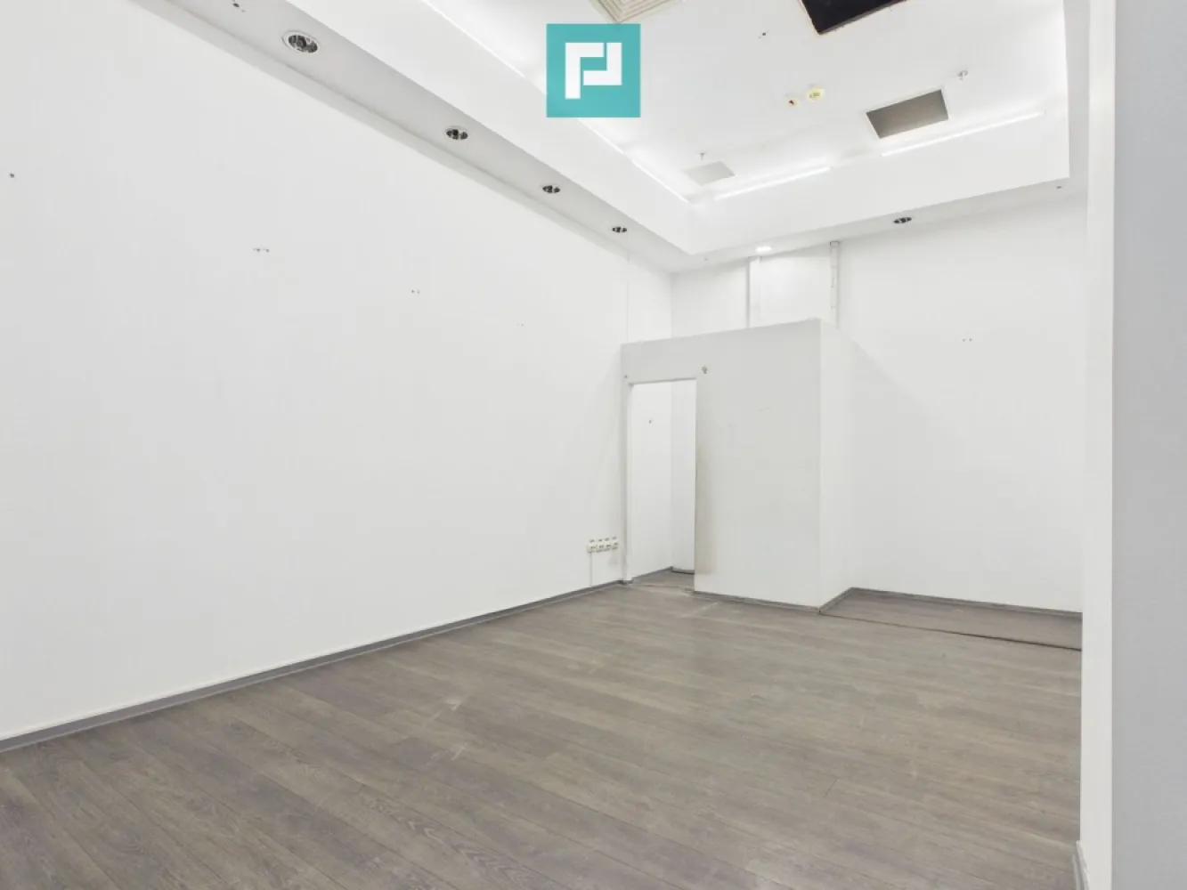 Spațiu comercial/de birouri/showroom în Arad - PropertyLab vă propune spre inchiriere un spațiu modern cu o suprafață de 30 mp în cadrul Centrului Comercial Agora Arad, una dintre cele mai dinamice și atractive destinații comerciale din oraș.

Spațiul beneficiază de o poziționare excelentă și o vizibilitate foarte bună, fiind potrivit pentru o gamă variată de activități comerciale, servicii și showroom.
Vecinătăți și chiriași de renume:
Agora Arad găzduiește numeroase branduri naționale și internaționale, contribuind la un flux constant de vizitatori:
Retail și modă: DeFacto, Sinsay, Xtep, Numero Uno, CCC, Worldbox, Action, KIK, TEDi, Pepco etc
Divertisment: Happy Cinema și Fantastic Jungle.
Fitness: 18Gym, una dintre cele mai mari săli de fitness din oraș.
Alimentație și cumpărături zilnice: SENIC Gross & Market.

Facilități suplimentare:
Peste 1.000 de locuri de parcare pentru clienți și angajați
Acces facil din principalele zone ale municipiului Arad

Taxă servicii 5 euro/mp + tva/lună

Pentru informații suplimentare și programarea unei vizionări, vă stăm la dispoziție.

Raluca Marinescu Consultant PropertyLab
Telefon +40 755 083 764
E-mail: raluca.marinescu@propertylab.ro

CP3176728