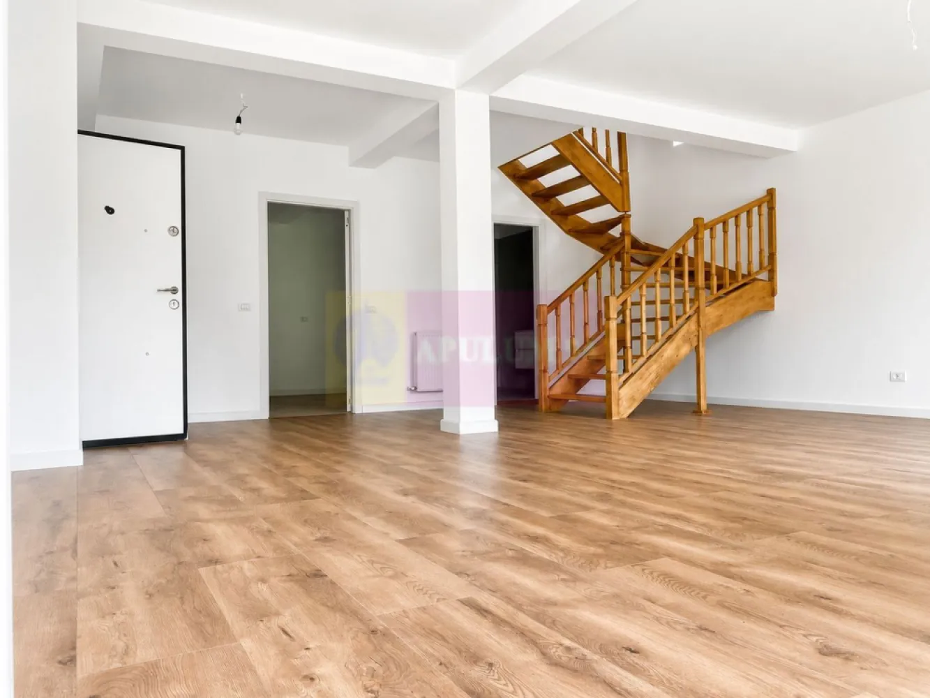Duplex în vilă, 4 camere, renovat 2025, curte 250 mp, Mogoșoaia - Categorie: Case / Vile
Tip proprietate: Vilă duplex / Duplex
Regim înălțime: P+1
Suprafață utilă: 122 mp
Suprafață construită: 145 mp
Teren: 301 mp
Curte liberă: 250 mp
Camere: 4
Dormitoare: 3
Băi: 3
Parcare: 2 locuri
Comision cumparator 0
Preț repoziționat: 242.900 euro.

Vilă duplex renovată în 2025, cu 122 mp utili, 3 dormitoare, 3 băi, 2 locuri de parcare și o curte liberă de aproximativ 250 mp, în Mogoșoaia.

Proprietatea este potrivită pentru o familie care vrea casă, curte și liniște, dar fără distanța mare față de București. Casa este gata de mutare și nu cere investiții majore după cumpărare.

Compartimentare:

Parter:
Living luminos, de peste 40 mp, cu acces direct către curte
Bucătărie închisă
Baie cu duș walk-in
Spațiu pentru dining și zonă de relaxare
Scară interioară către etaj

Etaj:
3 dormitoare
2 băi
Balcon care deservește două dormitoare

Mansardă:
Baie suplimentară
Spațiu util pentru depozitare, birou sau zonă tehnică

Curtea este unul dintre punctele forte ale proprietății. Are aproximativ 250 mp liberi și oferă spațiu pentru grădină, loc de joacă, zonă de luat masa afară sau relaxare. 

Casa a fost renovată în 2025. Are parchet, gresie, tâmplărie PVC, fațadă Baumit, centrală proprie, aer condiționat, instalații refăcute și finisaje moderne.

Zona este liniștită, cu case locuite permanent, aproape de lac, pădure și Palatul Brâncovenesc Mogoșoaia. Accesul către București și Centură este facil.

Potrivită pentru:
Familie cu 1 sau 2 copii
Cuplu care lucrează din București, dar vrea curte și liniște
Cumpărător care caută o casă gata de mutare, fără renovări
Persoană care vrea spațiu exterior real, nu doar o terasă simbolică

Disponibilă pentru vizionare. Pentru detalii și programare, mă poți contacta telefonic

Stația Stupinei este la aproximativ 1 minut de mers pe jos, iar Palatul și Parcul Mogoșoaia la aproximativ 1,1 km.
Proprietar persoană fizică. Comision 0% pentru cumpărător.