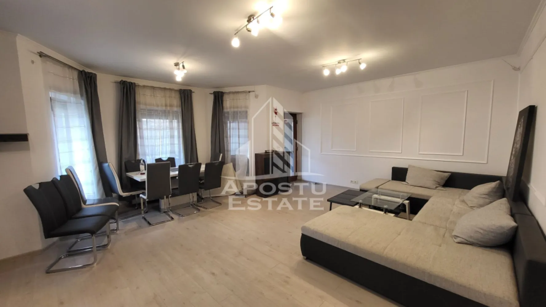 Duplex 5 camere, 3 bai, mobilat si utilat,Dumbravita - Agentia imobiliara Apostu Estate va propune spre inchiriere un duplex modern, cu 5 camere si 3 bai, situat in Dumbravita, intr-o zona linistita si apreciata.
Imobilul are o suprafata utila de 143 mp si un teren de 386 mp, este construit din caramida, regim P+1, finalizat in anul 2022. 
Se inchiriaza complet mobilat si utilat, fiind ideal pentru o familie care cauta confort si functionalitate.

Compartimentare:

Parter:

-Dormitor.
-Baie.
-Living open space cu bucatarie.
-Spatiu de depozitare sub casa scarii.
-Terasa acoperita.
-Acces auto in curte.
-Curte amenajata cu pavaj si spatiu verde.

Etaj:

-3 dormitoare.
-2 bai.
-dressing.
-2 balcoane.

Dotari si beneficii:

-Centrala termica proprie.
-Aer conditionat.
-Panouri solare,costuri minime pt energie.
-Finisaje moderne.
-Curte generoasa, amenajata.
 Pozitie buna,cu acces facil,asfalt si toate utilitatile.
Proprietatea ofera un echilibru ideal intre spatiu, confort si eficienta energetica.
Pentru mai multe detalii sau programarea unei vizionari, va stam cu drag la dispozitie.