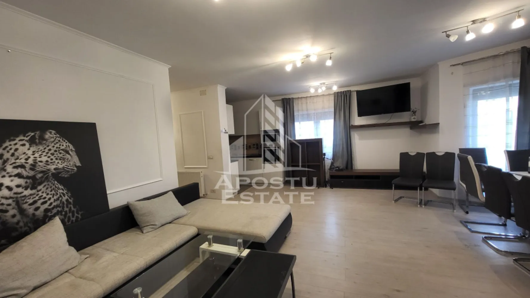 Duplex 5 camere, 3 bai, mobilat si utilat,Dumbravita - Agentia imobiliara Apostu Estate va propune spre inchiriere un duplex modern, cu 5 camere si 3 bai, situat in Dumbravita, intr-o zona linistita si apreciata.
Imobilul are o suprafata utila de 143 mp si un teren de 386 mp, este construit din caramida, regim P+1, finalizat in anul 2022. 
Se inchiriaza complet mobilat si utilat, fiind ideal pentru o familie care cauta confort si functionalitate.

Compartimentare:

Parter:

-Dormitor.
-Baie.
-Living open space cu bucatarie.
-Spatiu de depozitare sub casa scarii.
-Terasa acoperita.
-Acces auto in curte.
-Curte amenajata cu pavaj si spatiu verde.

Etaj:

-3 dormitoare.
-2 bai.
-dressing.
-2 balcoane.

Dotari si beneficii:

-Centrala termica proprie.
-Aer conditionat.
-Panouri solare,costuri minime pt energie.
-Finisaje moderne.
-Curte generoasa, amenajata.
 Pozitie buna,cu acces facil,asfalt si toate utilitatile.
Proprietatea ofera un echilibru ideal intre spatiu, confort si eficienta energetica.
Pentru mai multe detalii sau programarea unei vizionari, va stam cu drag la dispozitie.