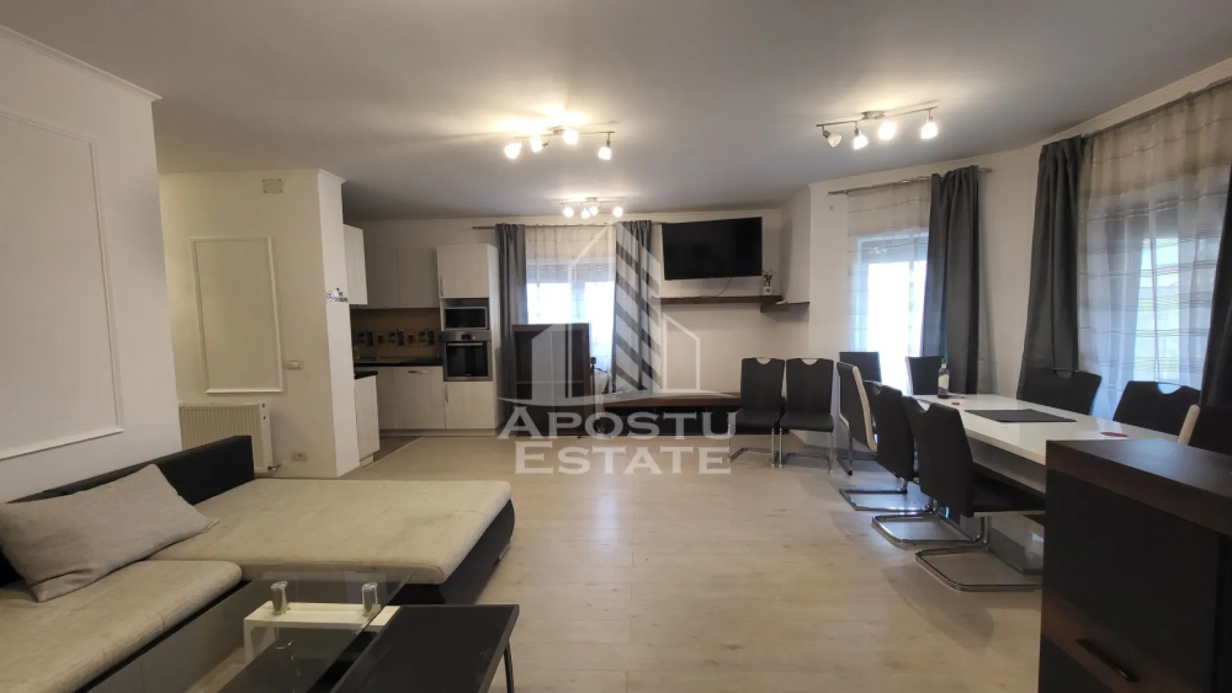 Duplex 5 camere, 3 bai, mobilat si utilat,Dumbravita - Agentia imobiliara Apostu Estate va propune spre inchiriere un duplex modern, cu 5 camere si 3 bai, situat in Dumbravita, intr-o zona linistita si apreciata.
Imobilul are o suprafata utila de 143 mp si un teren de 386 mp, este construit din caramida, regim P+1, finalizat in anul 2022. 
Se inchiriaza complet mobilat si utilat, fiind ideal pentru o familie care cauta confort si functionalitate.

Compartimentare:

Parter:

-Dormitor.
-Baie.
-Living open space cu bucatarie.
-Spatiu de depozitare sub casa scarii.
-Terasa acoperita.
-Acces auto in curte.
-Curte amenajata cu pavaj si spatiu verde.

Etaj:

-3 dormitoare.
-2 bai.
-dressing.
-2 balcoane.

Dotari si beneficii:

-Centrala termica proprie.
-Aer conditionat.
-Panouri solare,costuri minime pt energie.
-Finisaje moderne.
-Curte generoasa, amenajata.
 Pozitie buna,cu acces facil,asfalt si toate utilitatile.
Proprietatea ofera un echilibru ideal intre spatiu, confort si eficienta energetica.
Pentru mai multe detalii sau programarea unei vizionari, va stam cu drag la dispozitie.