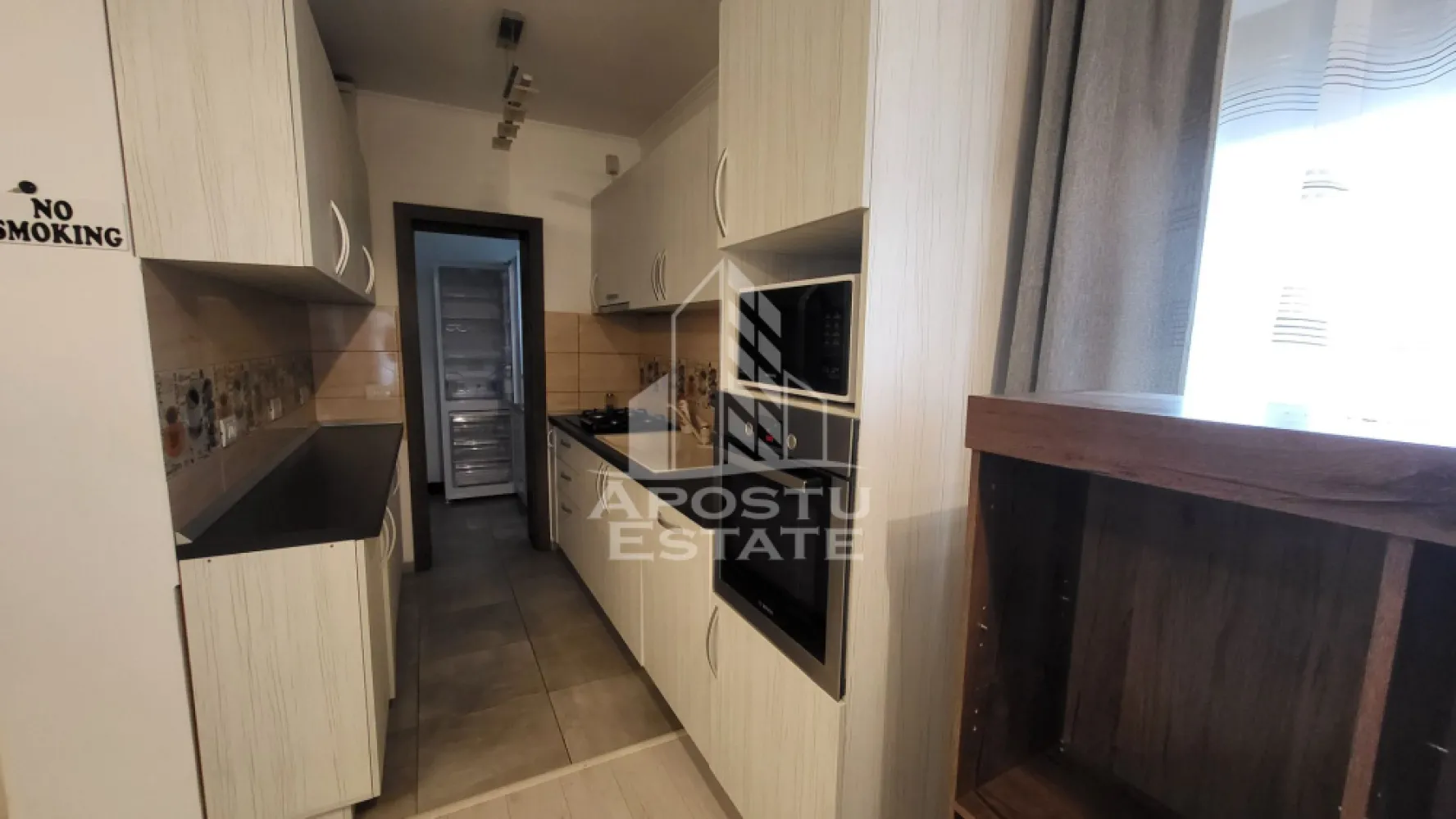 Duplex 5 camere, 3 bai, mobilat si utilat,Dumbravita - Agentia imobiliara Apostu Estate va propune spre inchiriere un duplex modern, cu 5 camere si 3 bai, situat in Dumbravita, intr-o zona linistita si apreciata.
Imobilul are o suprafata utila de 143 mp si un teren de 386 mp, este construit din caramida, regim P+1, finalizat in anul 2022. 
Se inchiriaza complet mobilat si utilat, fiind ideal pentru o familie care cauta confort si functionalitate.

Compartimentare:

Parter:

-Dormitor.
-Baie.
-Living open space cu bucatarie.
-Spatiu de depozitare sub casa scarii.
-Terasa acoperita.
-Acces auto in curte.
-Curte amenajata cu pavaj si spatiu verde.

Etaj:

-3 dormitoare.
-2 bai.
-dressing.
-2 balcoane.

Dotari si beneficii:

-Centrala termica proprie.
-Aer conditionat.
-Panouri solare,costuri minime pt energie.
-Finisaje moderne.
-Curte generoasa, amenajata.
 Pozitie buna,cu acces facil,asfalt si toate utilitatile.
Proprietatea ofera un echilibru ideal intre spatiu, confort si eficienta energetica.
Pentru mai multe detalii sau programarea unei vizionari, va stam cu drag la dispozitie.