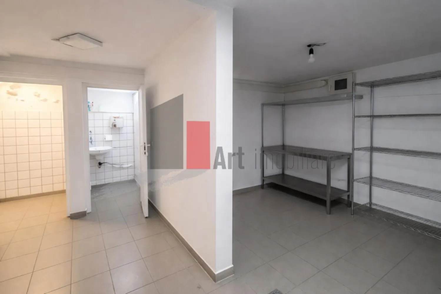 Spatiu comercial de inchiriat (Horeca) in zona Cotroceni - DE ÎNCHIRIAT – SPAȚIU COMERCIAL PREMIUM | ȘOSEAUA COTROCENI | VAD COMERCIAL EXCELENT | POTENȚIAL HORECA

Oferim spre închiriere un spațiu comercial amplasat stradal pe Șoseaua Cotroceni, într-una dintre cele mai active și apreciate zone din București, cu trafic pietonal intens și expunere foarte bună.

Poziționarea excelentă și mixul puternic de servicii medicale, educaționale și comerciale din imediata vecinătate recomandă proprietatea pentru activități HoReCa, cafenea, bistro, patiserie, cofetărie, showroom, magazin specializat, cabinet medical, farmacie, laborator, centru de servicii sau alte activități comerciale.

SUPRAFEȚE

Parter: aproximativ 35 mp
Demisol: aproximativ 22 mp
Suprafață totală utilă: aproximativ 57 mp

DOTĂRI ȘI UTILITĂȚI

Curent trifazic
Gaz
Centrală termică proprie
Aer condiționat
Apă curentă și sistem de canalizare
Două sifoane de pardoseală
Tubulatură existentă
Spațiu de depozitare la demisol
Toate utilitățile funcționale
Acte complete și înregistrare ca spațiu comercial

PUNCTE FORTE ALE LOCAȚIEI

Amplasare stradală pe Șoseaua Cotroceni
Trafic pietonal constant pe tot parcursul zilei
Vizibilitate foarte bună
Zonă cu putere mare de cumpărare
Acces facil către toate zonele orașului
Stații STB în imediata apropiere
La aproximativ 20 metri de Clinica Regina Maria
În proximitatea Grădinii Botanice
Aproape de Universitatea Națională de Educație Fizică și Sport
În apropierea Universității de Medicină și Farmacie Carol Davila
Vecinătăți cu numeroase clinici, cabinete medicale și centre de sănătate
Aproape de TED Med și alte unități medicale private
Flux constant de studenți, cadre medicale, pacienți și rezidenți ai zonei

RECOMANDAT PENTRU

Cafenea
Coffee to go
Bistro
Patiserie
Cofetărie
Gelaterie
Fast casual
Magazin alimentar premium
Farmacie
Cabinet medical
Laborator analize
Showroom
Magazin specializat
Birou cu activitate comercială
Centru de servicii

CONDIȚII DE ÎNCHIRIERE

Spațiul se predă liber, fără mobilier sau echipamente
Se solicită 1 lună chirie + 1 lună garanție
Comision agenție
Disponibil imediat

Spațiul se află în prezent în proces de eliberare urmând să fie predat complet liber de mobilier, echipamente și obiecte aparținând actualului ocupant.

Pentru a oferi o imagine cât mai clară asupra potențialului proprietății, fotografiile au fost prezentate și organizate astfel încât să reflecte cât mai fidel compartimentarea, suprafața utilă și posibilitățile de amenajare ale spațiului după finalizarea procesului de eliberare și igienizare.

Datorită amplasării stradale, a fluxului constant de pietoni și a proximității față de importante centre medicale, universități, instituții publice și zone rezidențiale premium, spațiul beneficiază de un potențial comercial remarcabil și de o vizibilitate excelentă pentru orice tip de afacere orientată către public.

Pentru informații suplimentare, schiță, vizionări și condiții contractuale, vă stăm la dispoziție.