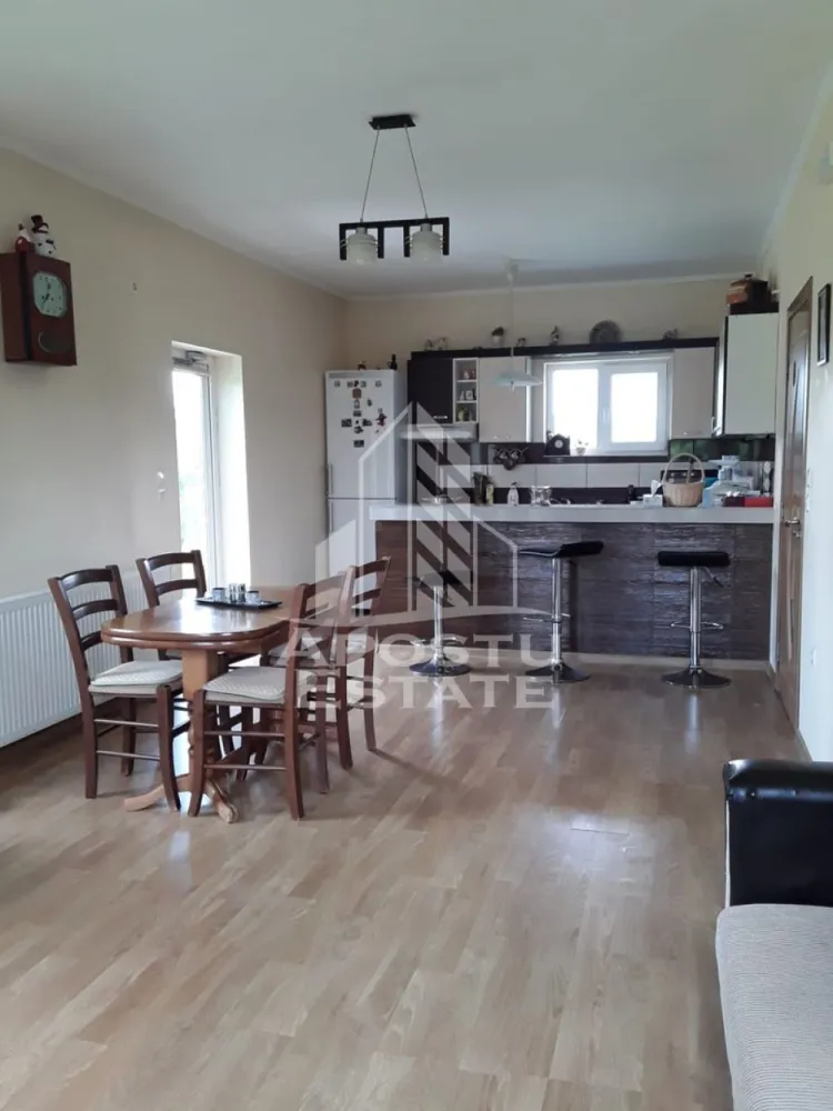 Casa cu teren de 3515mp, in Resita - Apostu Estate vă oferă spre vânzare o proprietate situată în Resita, ideală pentru cei care îşi doresc linişte şi spaţiu generos.
Imobilul este amplasat pe un teren generos de 3515 mp şi dispune de o casă cu suprafaţă utilă de 72 mp, compartimentată practic în 3 camere şi 2 bai.

Casa este construita din caramida.

Proprietatea beneficiază de un teren mare, ideal pentru grădinărit, relaxare sau extindere, fiind potrivită atât pentru locuit, cât şi ca investiţie.

Pentru mai multe detalii şi programarea unei vizionări, vă stăm cu drag la dispoziţie!

ID Intern: CP3156311