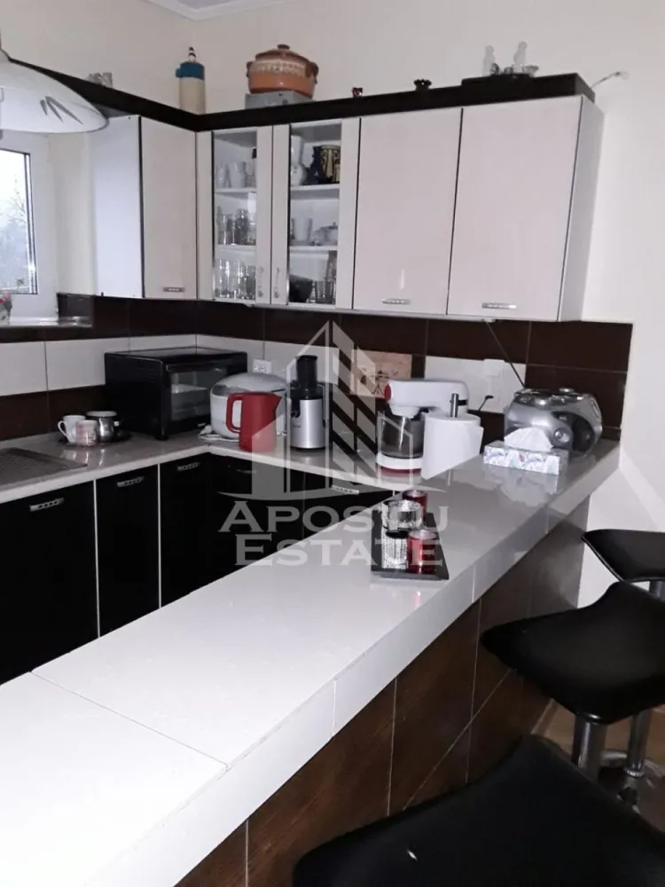 Casa cu teren de 3515mp, in Resita - Apostu Estate vă oferă spre vânzare o proprietate situată în Resita, ideală pentru cei care îşi doresc linişte şi spaţiu generos.
Imobilul este amplasat pe un teren generos de 3515 mp şi dispune de o casă cu suprafaţă utilă de 72 mp, compartimentată practic în 3 camere şi 2 bai.

Casa este construita din caramida.

Proprietatea beneficiază de un teren mare, ideal pentru grădinărit, relaxare sau extindere, fiind potrivită atât pentru locuit, cât şi ca investiţie.

Pentru mai multe detalii şi programarea unei vizionări, vă stăm cu drag la dispoziţie!

ID Intern: CP3156311