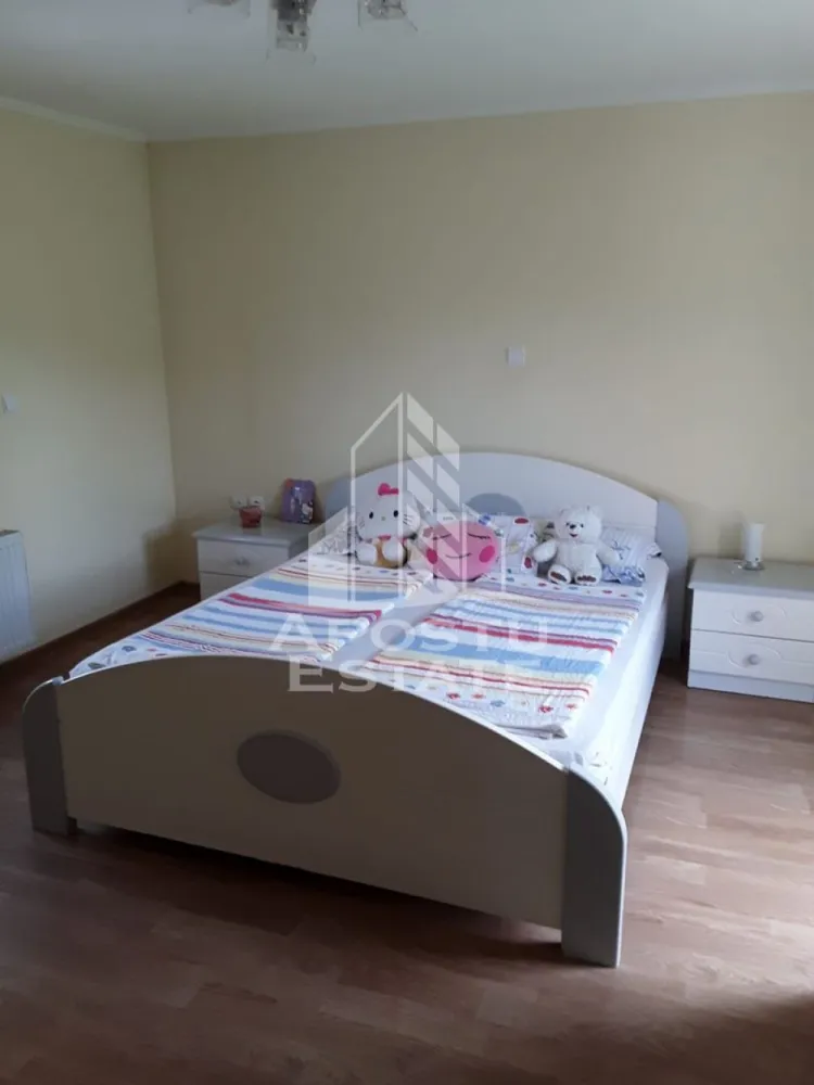 Casa cu teren de 3515mp, in Resita - Apostu Estate vă oferă spre vânzare o proprietate situată în Resita, ideală pentru cei care îşi doresc linişte şi spaţiu generos.
Imobilul este amplasat pe un teren generos de 3515 mp şi dispune de o casă cu suprafaţă utilă de 72 mp, compartimentată practic în 3 camere şi 2 bai.

Casa este construita din caramida.

Proprietatea beneficiază de un teren mare, ideal pentru grădinărit, relaxare sau extindere, fiind potrivită atât pentru locuit, cât şi ca investiţie.

Pentru mai multe detalii şi programarea unei vizionări, vă stăm cu drag la dispoziţie!

ID Intern: CP3156311