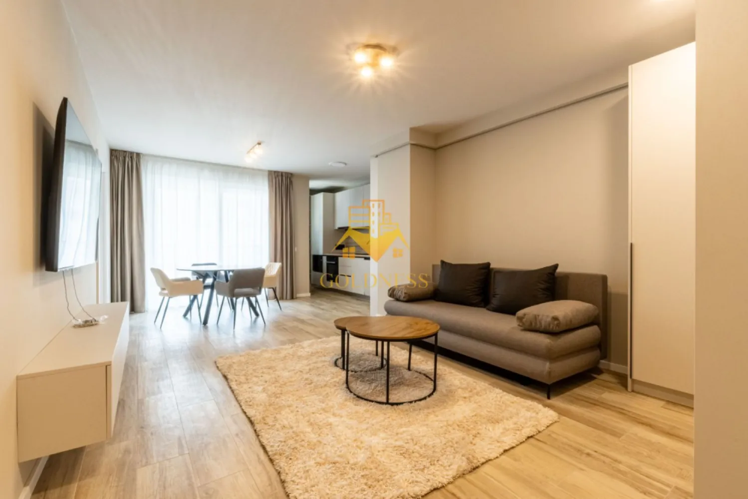 2 camere, modern, 2 bai, bloc nou, Parcare, Vivo Complex Columna - GOLDNESS Imobiliare vă propune spre închiriere un apartament cu 2 camere complet mobilat și utilat, la etajul 1 într-un imobil de 7 etaje, în Floresti. Apartamentul este compartimentat astfel:
 - dormitor cu pat matrimonial, dressing, noptiere
 - living cu bucatarie open-space complet utilată, canapea extensibilă, loc de servit masa 
 - baie cu cabina de dus, calorifer port prosop inox și dulap pentru depozitare.
 - balcon de 10 mp.
 - baie de serviciu

Imobilul este dotat cu toate cele necesare- centrală proprie, mașină de spălat haine, frigider, plită electrică, hotă, etc. 
Se află în apropierea stațiilor de transport în comun, magazine, restaurante, spații verzi, farmacii, etc. 
Dispune de loc de parcare exterior!
Pentru intermediere se percepe un comision de 50% din prețul chiriei!

Dacă sunteți interesați de acest apartament și doriți să îl vizionați, dar și pentru alte oferte sau detalii nu ezitați să ne contactați telefonic sau prin e-mail - goldnessimobiliare@gmail.com. Vă stăm la dispoziție!
