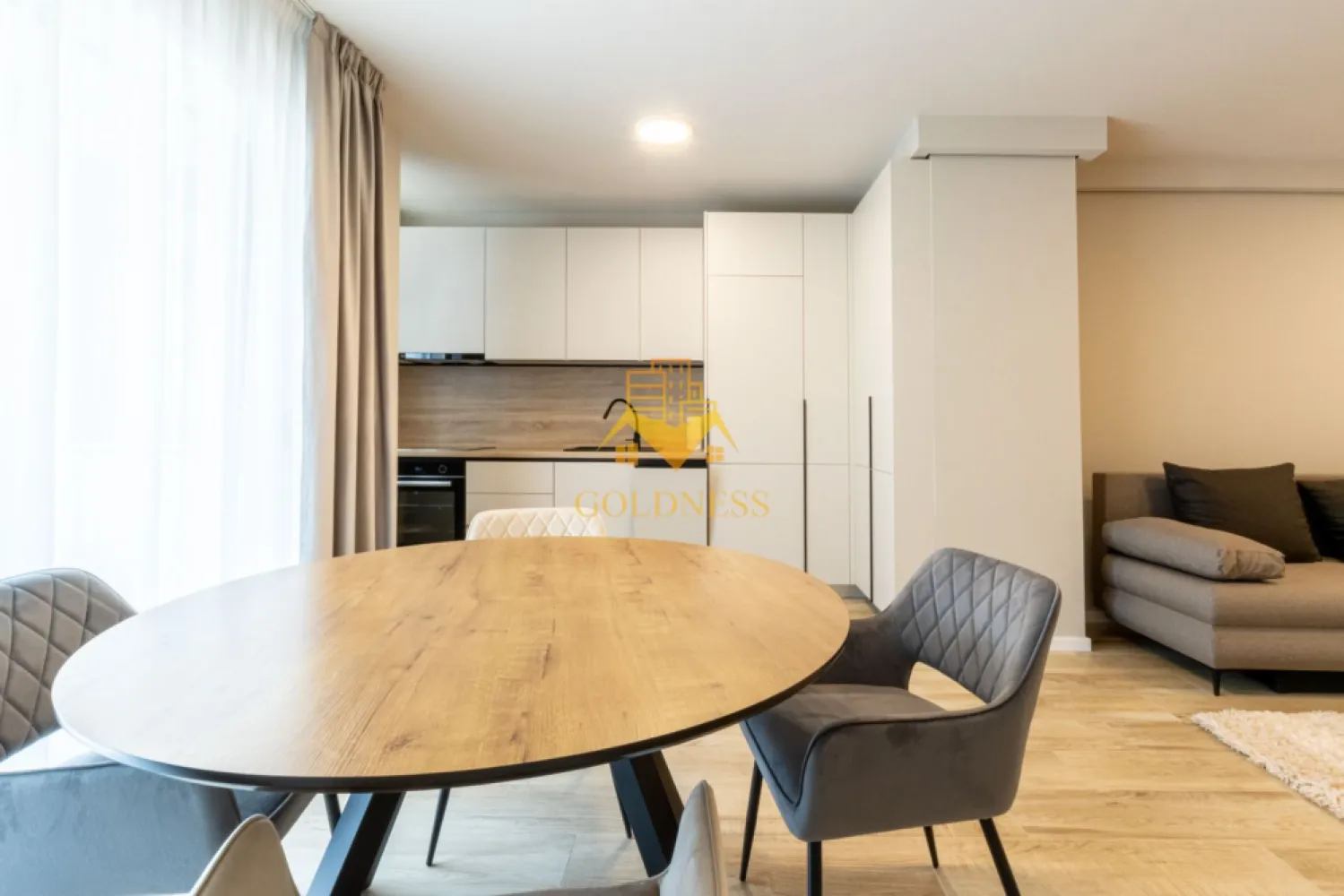 2 camere, modern, 2 bai, bloc nou, Parcare, Vivo Complex Columna - GOLDNESS Imobiliare vă propune spre închiriere un apartament cu 2 camere complet mobilat și utilat, la etajul 1 într-un imobil de 7 etaje, în Floresti. Apartamentul este compartimentat astfel:
 - dormitor cu pat matrimonial, dressing, noptiere
 - living cu bucatarie open-space complet utilată, canapea extensibilă, loc de servit masa 
 - baie cu cabina de dus, calorifer port prosop inox și dulap pentru depozitare.
 - balcon de 10 mp.
 - baie de serviciu

Imobilul este dotat cu toate cele necesare- centrală proprie, mașină de spălat haine, frigider, plită electrică, hotă, etc. 
Se află în apropierea stațiilor de transport în comun, magazine, restaurante, spații verzi, farmacii, etc. 
Dispune de loc de parcare exterior!
Pentru intermediere se percepe un comision de 50% din prețul chiriei!

Dacă sunteți interesați de acest apartament și doriți să îl vizionați, dar și pentru alte oferte sau detalii nu ezitați să ne contactați telefonic sau prin e-mail - goldnessimobiliare@gmail.com. Vă stăm la dispoziție!