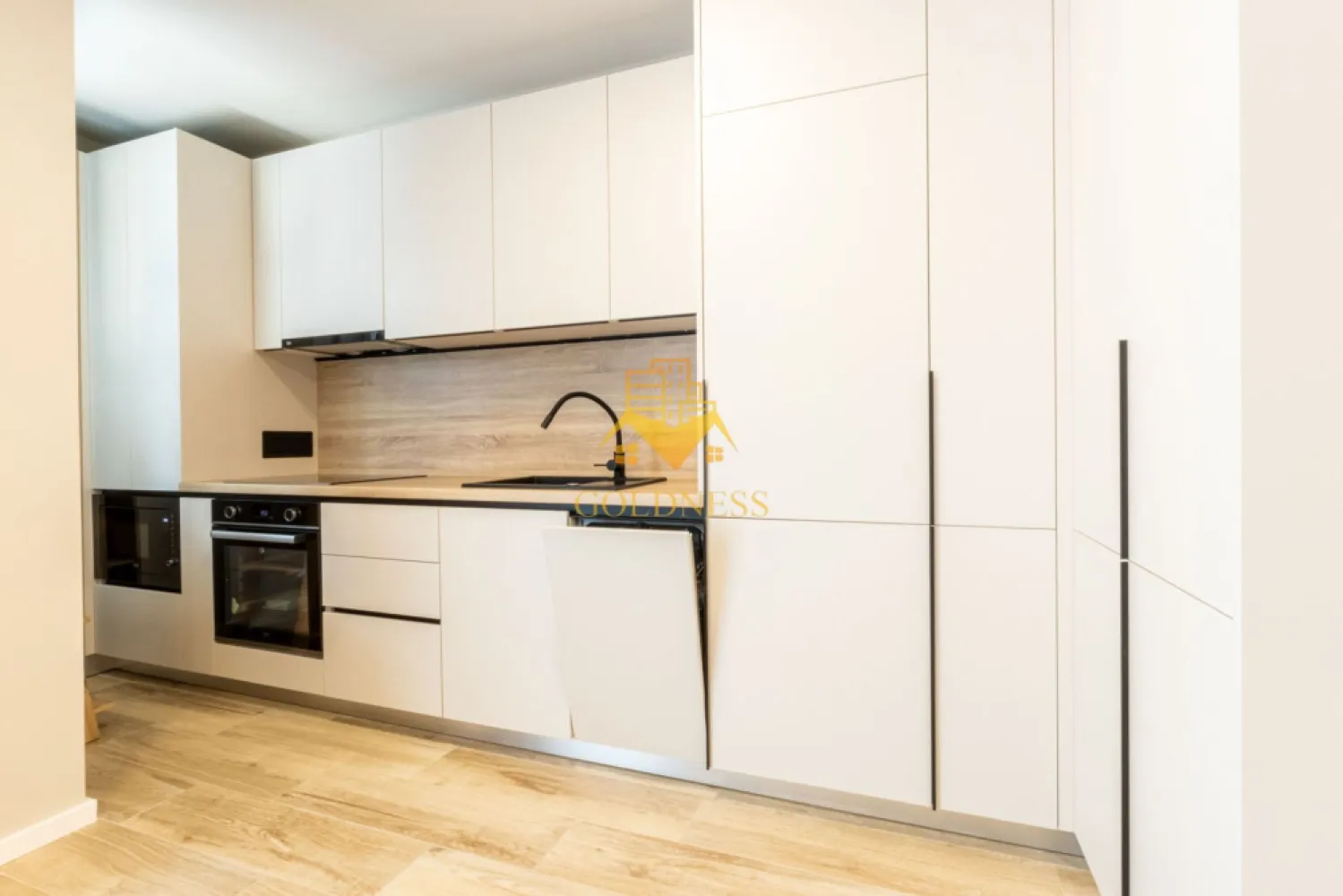 2 camere, modern, 2 bai, bloc nou, Parcare, Vivo Complex Columna - GOLDNESS Imobiliare vă propune spre închiriere un apartament cu 2 camere complet mobilat și utilat, la etajul 1 într-un imobil de 7 etaje, în Floresti. Apartamentul este compartimentat astfel:
 - dormitor cu pat matrimonial, dressing, noptiere
 - living cu bucatarie open-space complet utilată, canapea extensibilă, loc de servit masa 
 - baie cu cabina de dus, calorifer port prosop inox și dulap pentru depozitare.
 - balcon de 10 mp.
 - baie de serviciu

Imobilul este dotat cu toate cele necesare- centrală proprie, mașină de spălat haine, frigider, plită electrică, hotă, etc. 
Se află în apropierea stațiilor de transport în comun, magazine, restaurante, spații verzi, farmacii, etc. 
Dispune de loc de parcare exterior!
Pentru intermediere se percepe un comision de 50% din prețul chiriei!

Dacă sunteți interesați de acest apartament și doriți să îl vizionați, dar și pentru alte oferte sau detalii nu ezitați să ne contactați telefonic sau prin e-mail - goldnessimobiliare@gmail.com. Vă stăm la dispoziție!