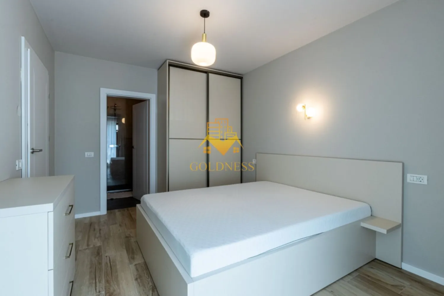 2 camere, modern, 2 bai, bloc nou, Parcare, Vivo Complex Columna - GOLDNESS Imobiliare vă propune spre închiriere un apartament cu 2 camere complet mobilat și utilat, la etajul 1 într-un imobil de 7 etaje, în Floresti. Apartamentul este compartimentat astfel:
 - dormitor cu pat matrimonial, dressing, noptiere
 - living cu bucatarie open-space complet utilată, canapea extensibilă, loc de servit masa 
 - baie cu cabina de dus, calorifer port prosop inox și dulap pentru depozitare.
 - balcon de 10 mp.
 - baie de serviciu

Imobilul este dotat cu toate cele necesare- centrală proprie, mașină de spălat haine, frigider, plită electrică, hotă, etc. 
Se află în apropierea stațiilor de transport în comun, magazine, restaurante, spații verzi, farmacii, etc. 
Dispune de loc de parcare exterior!
Pentru intermediere se percepe un comision de 50% din prețul chiriei!

Dacă sunteți interesați de acest apartament și doriți să îl vizionați, dar și pentru alte oferte sau detalii nu ezitați să ne contactați telefonic sau prin e-mail - goldnessimobiliare@gmail.com. Vă stăm la dispoziție!