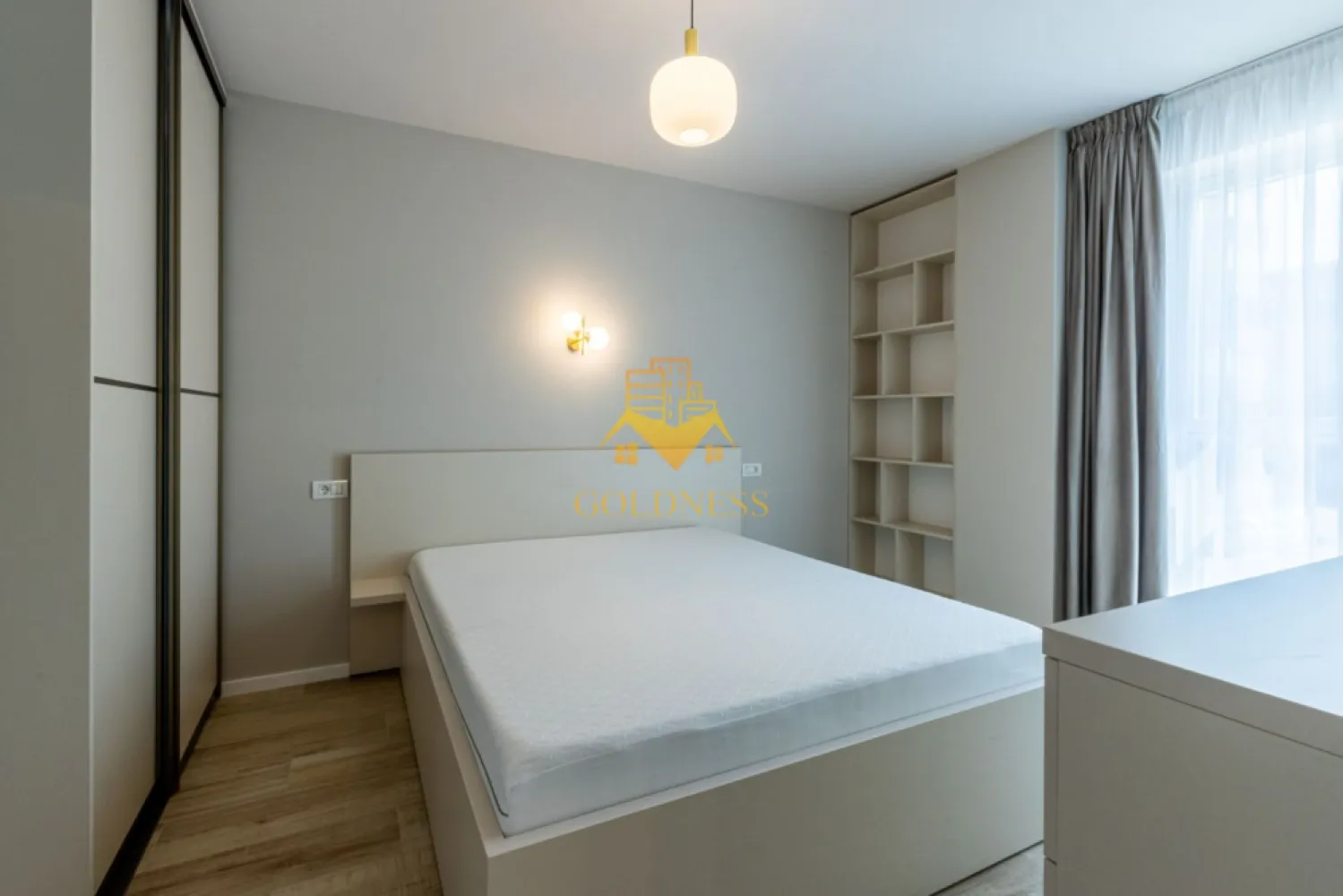 2 camere, modern, 2 bai, bloc nou, Parcare, Vivo Complex Columna - GOLDNESS Imobiliare vă propune spre închiriere un apartament cu 2 camere complet mobilat și utilat, la etajul 1 într-un imobil de 7 etaje, în Floresti. Apartamentul este compartimentat astfel:
 - dormitor cu pat matrimonial, dressing, noptiere
 - living cu bucatarie open-space complet utilată, canapea extensibilă, loc de servit masa 
 - baie cu cabina de dus, calorifer port prosop inox și dulap pentru depozitare.
 - balcon de 10 mp.
 - baie de serviciu

Imobilul este dotat cu toate cele necesare- centrală proprie, mașină de spălat haine, frigider, plită electrică, hotă, etc. 
Se află în apropierea stațiilor de transport în comun, magazine, restaurante, spații verzi, farmacii, etc. 
Dispune de loc de parcare exterior!
Pentru intermediere se percepe un comision de 50% din prețul chiriei!

Dacă sunteți interesați de acest apartament și doriți să îl vizionați, dar și pentru alte oferte sau detalii nu ezitați să ne contactați telefonic sau prin e-mail - goldnessimobiliare@gmail.com. Vă stăm la dispoziție!