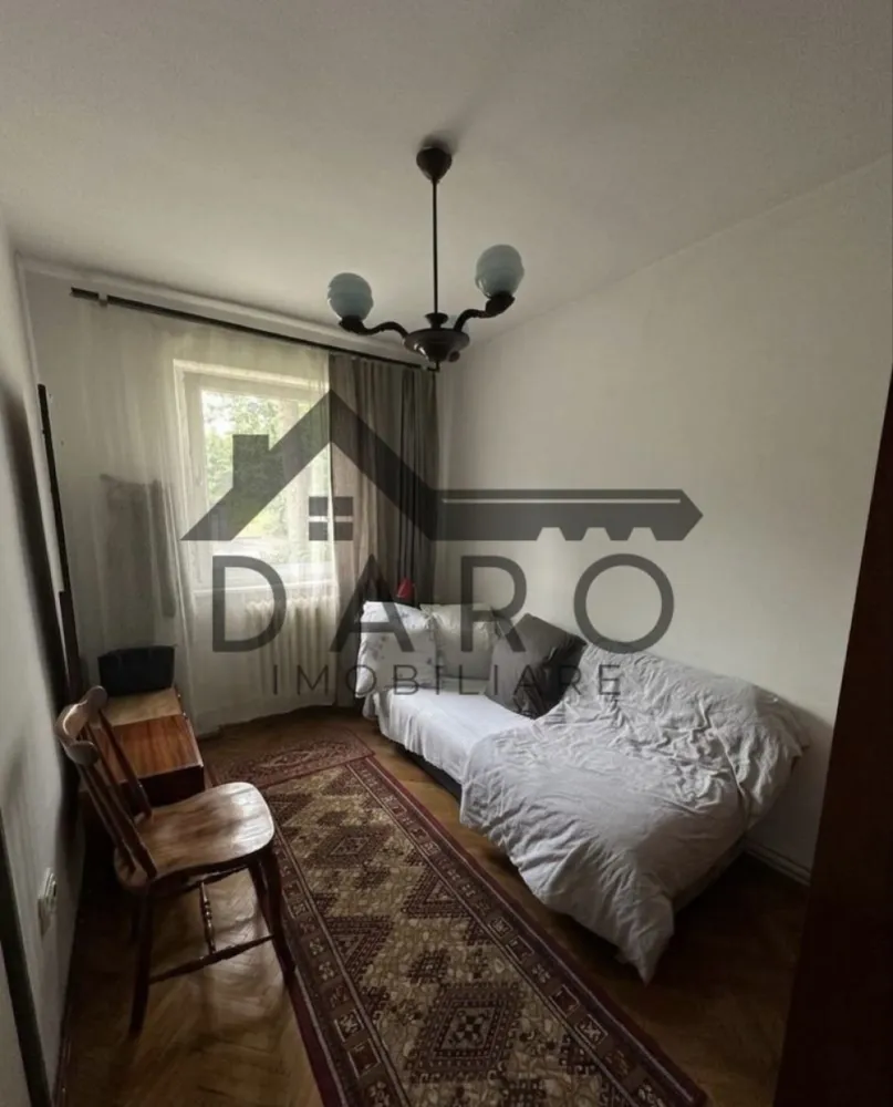 Apartament 2 camere - Apartament 2 camere de vânzare – Tudor Vladimirescu, Strada Moldovei, Târgu Mureș

Se oferă spre vânzare apartament cu 2 camere, situat la parterul unui bloc din cartierul Tudor Vladimirescu, pe Strada Moldovei, într-o zonă liniștită, cu mult spațiu verde și acces facil la magazine, școli, grădinițe și mijloace de transport.

Suprafață utilă: 38,25mp

Compartimentare:

* living
* dormitor
* bucătărie
* baie
* cămară
* balcon
* pivniță proprie sub balcon
* acces la pivnița comună a blocului

Dotări:

* centrală termică proprie
* geamuri termopan la camere
* apartament bine întreținut
* se vinde parțial mobilat

Unul dintre marile avantaje ale apartamentului este amplasarea excelentă: în fața blocului se află un parc cu loc de joacă pentru copii și un izvor, iar zona beneficiază de mult spațiu verde și numeroase locuri de parcare.

Apartamentul este ideal atât pentru locuit, cât și pentru investiție, oferind posibilitatea amenajării după propriul gust.

Preț: 79.900 € negociabil.

Pentru informații suplimentare și programarea unei vizionări, vă rog să mă contactați telefonic.