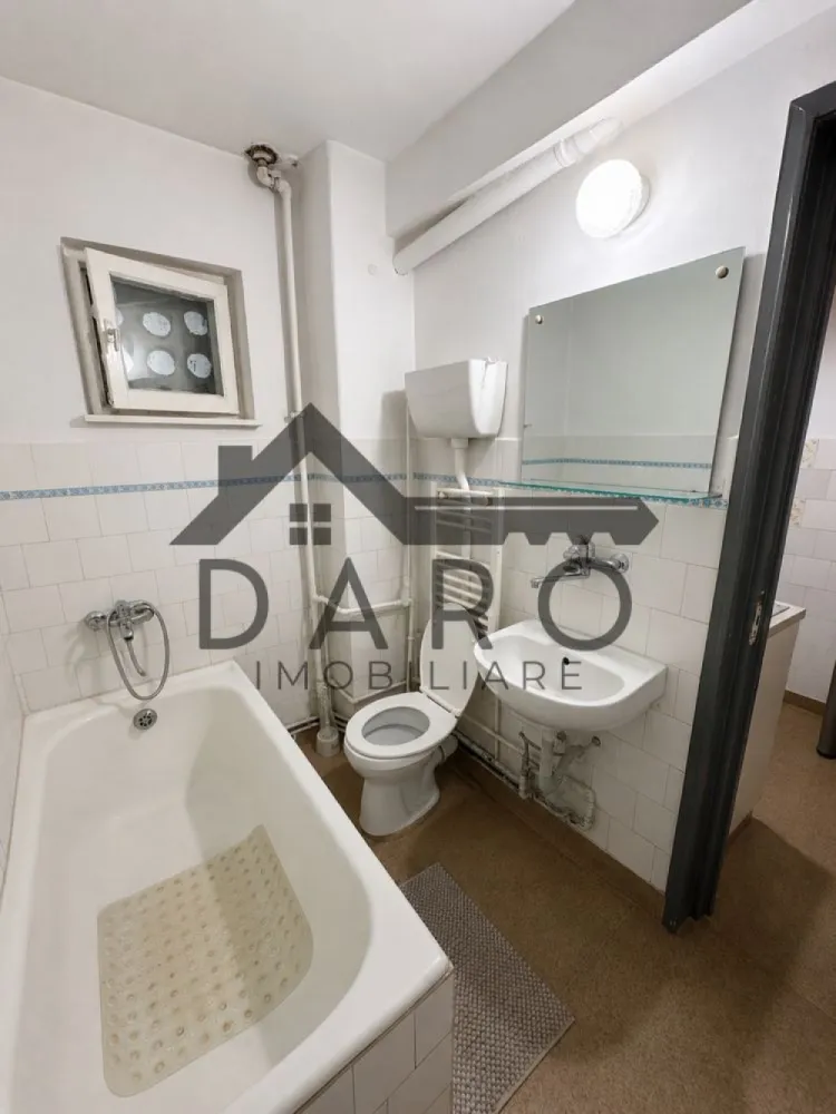 Apartament 2 camere - Apartament 2 camere de vânzare – Tudor Vladimirescu, Strada Moldovei, Târgu Mureș

Se oferă spre vânzare apartament cu 2 camere, situat la parterul unui bloc din cartierul Tudor Vladimirescu, pe Strada Moldovei, într-o zonă liniștită, cu mult spațiu verde și acces facil la magazine, școli, grădinițe și mijloace de transport.

Suprafață utilă: 38,25mp

Compartimentare:

* living
* dormitor
* bucătărie
* baie
* cămară
* balcon
* pivniță proprie sub balcon
* acces la pivnița comună a blocului

Dotări:

* centrală termică proprie
* geamuri termopan la camere
* apartament bine întreținut
* se vinde parțial mobilat

Unul dintre marile avantaje ale apartamentului este amplasarea excelentă: în fața blocului se află un parc cu loc de joacă pentru copii și un izvor, iar zona beneficiază de mult spațiu verde și numeroase locuri de parcare.

Apartamentul este ideal atât pentru locuit, cât și pentru investiție, oferind posibilitatea amenajării după propriul gust.

Preț: 79.900 € negociabil.

Pentru informații suplimentare și programarea unei vizionări, vă rog să mă contactați telefonic.