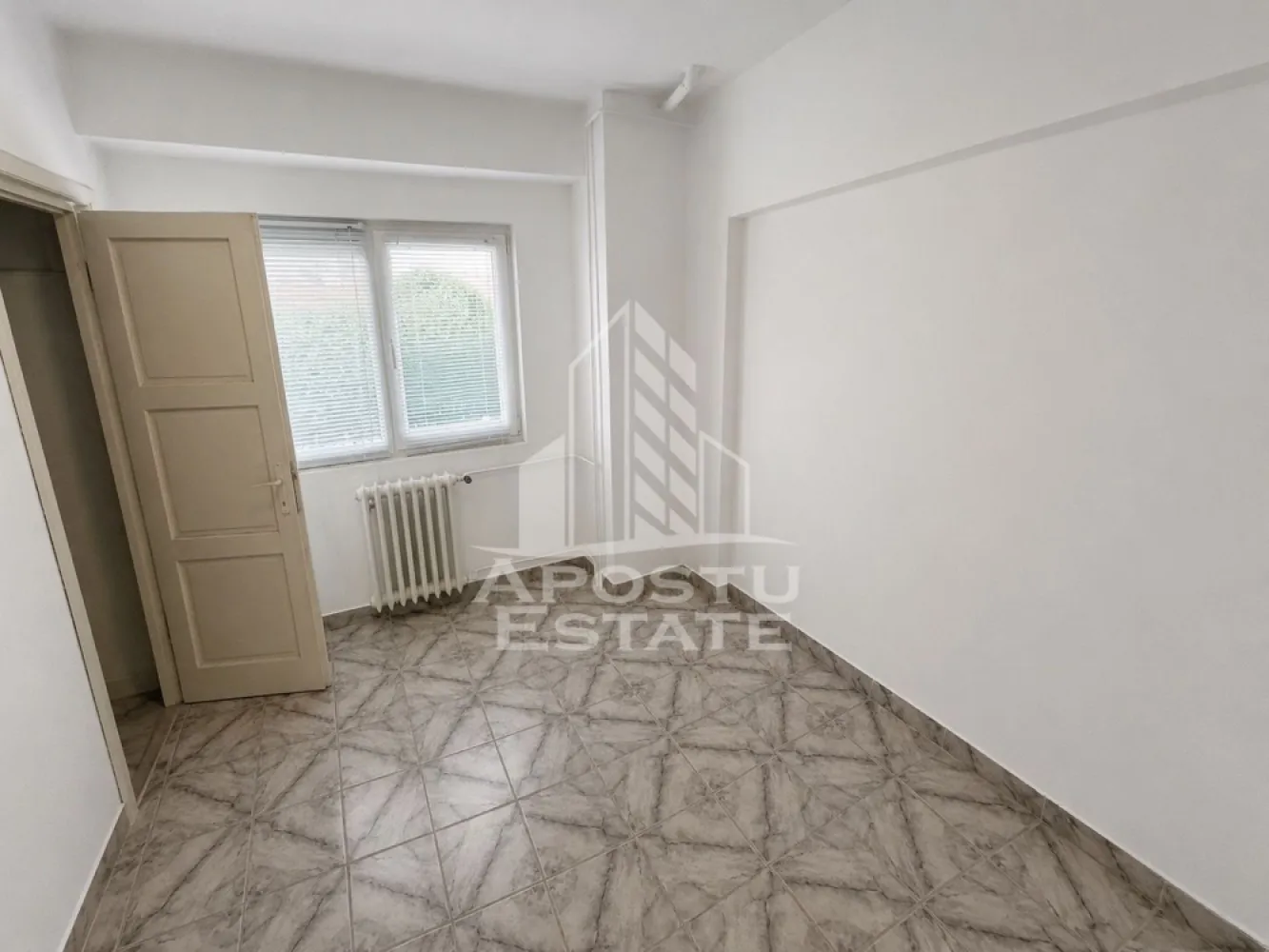 Apartament 2 camere, decomandate, etaj 5/6, garaj subteran, Aradului. - Agentia imobiliara Apostu Estate va ofera spre vânzare un apartament cu 2 camere, cu garaj subteran, amplasat la etajul 5 din 6 al unui bloc ce dispune de lift, in zona Aradului, Timisoara.

Apartamentul se afla la doar câteva minute fata de market Penny, Profi, statia de autobuz a mijloacelor de transport in comun M41, 42, 45,47, 48, linia 18 si 17 sau fata de piata Verde.

Apartamentul are o suprafata aproximativa de 57 mp, fiind compartimentat astfel:
- hol de acces
- bucatarie cu loc de luat masa
- living open space
- hol intermediar
- dormitor cu acces la balcon
- baie principala 

Confortul termic este realizat prin termoficare..

Agentia imobiliara Apostu Estate va ofera consultanta bancara gratuita prin intermediul colaboratorilor nostri pentru alegerea celui mai potrivit tip de credit, astfel incat tu sa devi noul proprietar al acestui apartament.

Va asteptam cu drag la o vizionare chiar astăzi!

CP3186101