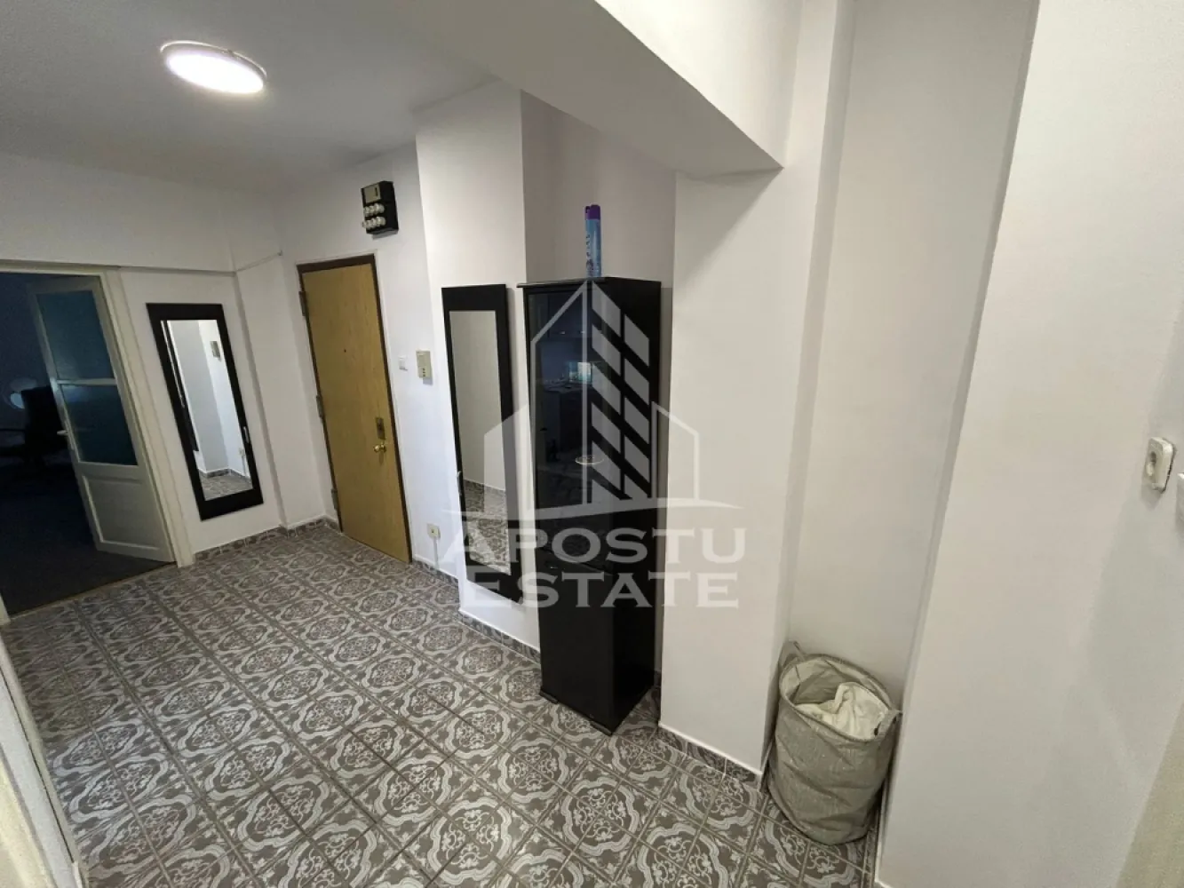 Apartament 2 camere, decomandate, etaj 5/6, garaj subteran, Aradului. - Agentia imobiliara Apostu Estate va ofera spre vânzare un apartament cu 2 camere, cu garaj subteran, amplasat la etajul 5 din 6 al unui bloc ce dispune de lift, in zona Aradului, Timisoara.

Apartamentul se afla la doar câteva minute fata de market Penny, Profi, statia de autobuz a mijloacelor de transport in comun M41, 42, 45,47, 48, linia 18 si 17 sau fata de piata Verde.

Apartamentul are o suprafata aproximativa de 57 mp, fiind compartimentat astfel:
- hol de acces
- bucatarie cu loc de luat masa
- living open space
- hol intermediar
- dormitor cu acces la balcon
- baie principala 

Confortul termic este realizat prin termoficare..

Agentia imobiliara Apostu Estate va ofera consultanta bancara gratuita prin intermediul colaboratorilor nostri pentru alegerea celui mai potrivit tip de credit, astfel incat tu sa devi noul proprietar al acestui apartament.

Va asteptam cu drag la o vizionare chiar astăzi!

CP3186101