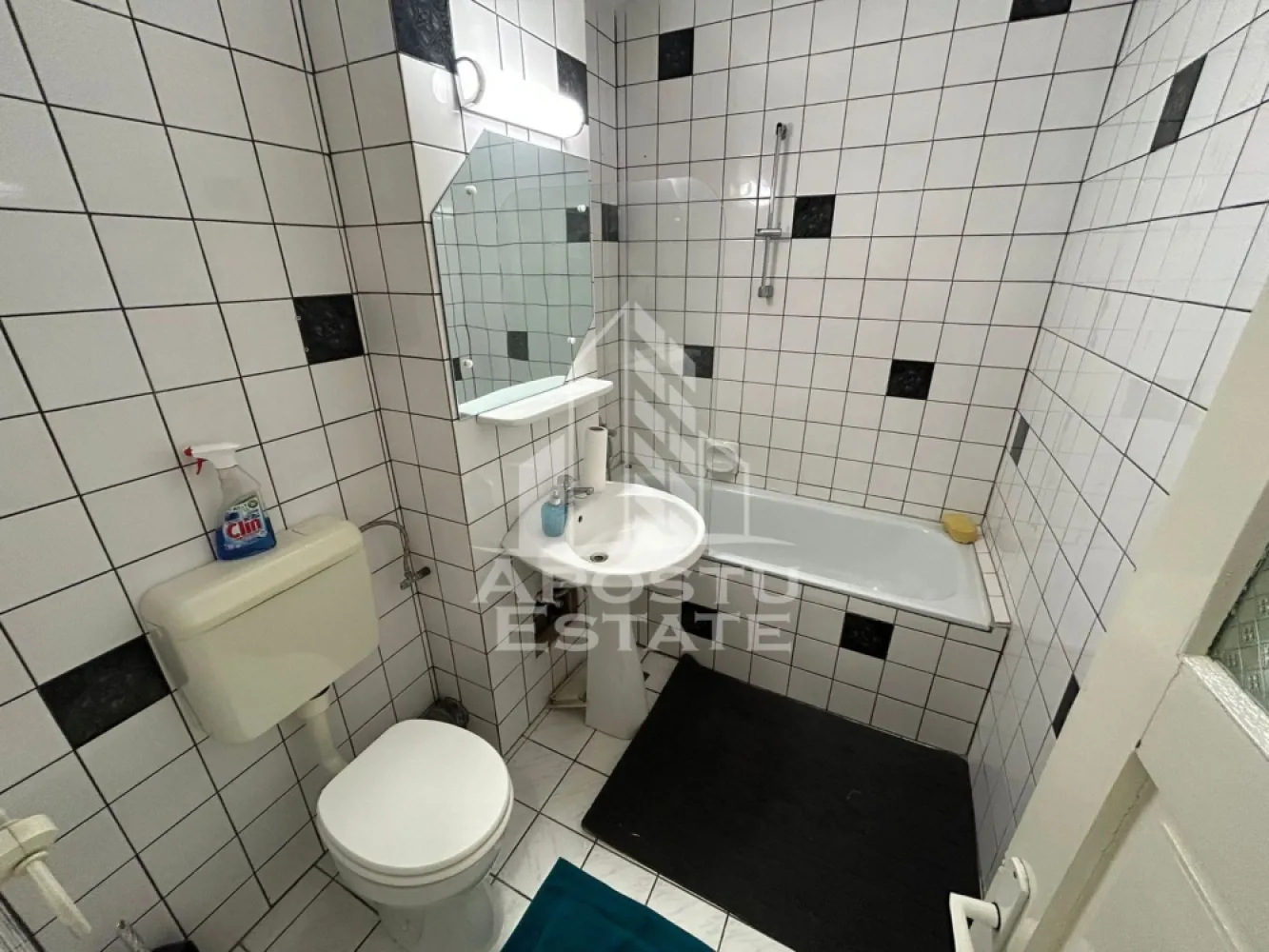 Apartament 2 camere, decomandate, etaj 5/6, garaj subteran, Aradului. - Agentia imobiliara Apostu Estate va ofera spre vânzare un apartament cu 2 camere, cu garaj subteran, amplasat la etajul 5 din 6 al unui bloc ce dispune de lift, in zona Aradului, Timisoara.

Apartamentul se afla la doar câteva minute fata de market Penny, Profi, statia de autobuz a mijloacelor de transport in comun M41, 42, 45,47, 48, linia 18 si 17 sau fata de piata Verde.

Apartamentul are o suprafata aproximativa de 57 mp, fiind compartimentat astfel:
- hol de acces
- bucatarie cu loc de luat masa
- living open space
- hol intermediar
- dormitor cu acces la balcon
- baie principala 

Confortul termic este realizat prin termoficare..

Agentia imobiliara Apostu Estate va ofera consultanta bancara gratuita prin intermediul colaboratorilor nostri pentru alegerea celui mai potrivit tip de credit, astfel incat tu sa devi noul proprietar al acestui apartament.

Va asteptam cu drag la o vizionare chiar astăzi!

CP3186101