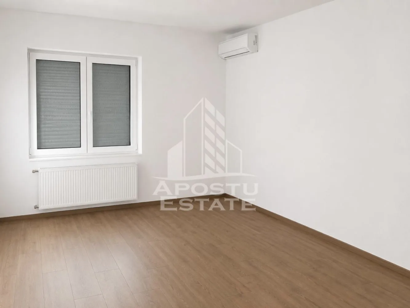 Spatiu pentru birouri de inchiriat, 77 mp + curte betonata, Lipovei - Agentia imobiliara Apostu Estate va propune spre inchiriere casa individuala pretabila pentru birouri sau alte activitati, in zona Lipovei, foarte aproape de Iulius Town.

Spatiul se desfasoara pe 77 mp utili, si este compartimentat in 3 incaperi mari, 2 din ele sunt decomandate, bucatarie si loc de luat masa, grup sanitar, hol compartimentare si spatiu depozitare.
Spatiul a fost renovat complet relativ recent, si dispune de incalzire prin centrala termica pe gaz si calorifere.
Accesul in interior se face prin doua puncte de acces separate.
Proprietatea are curte privata cu acces auto imprejmuita.

Pentru mai multe detalii sau pentru stabilirea unei vizionari nu ezitati sa ne contactati!
CP3176036