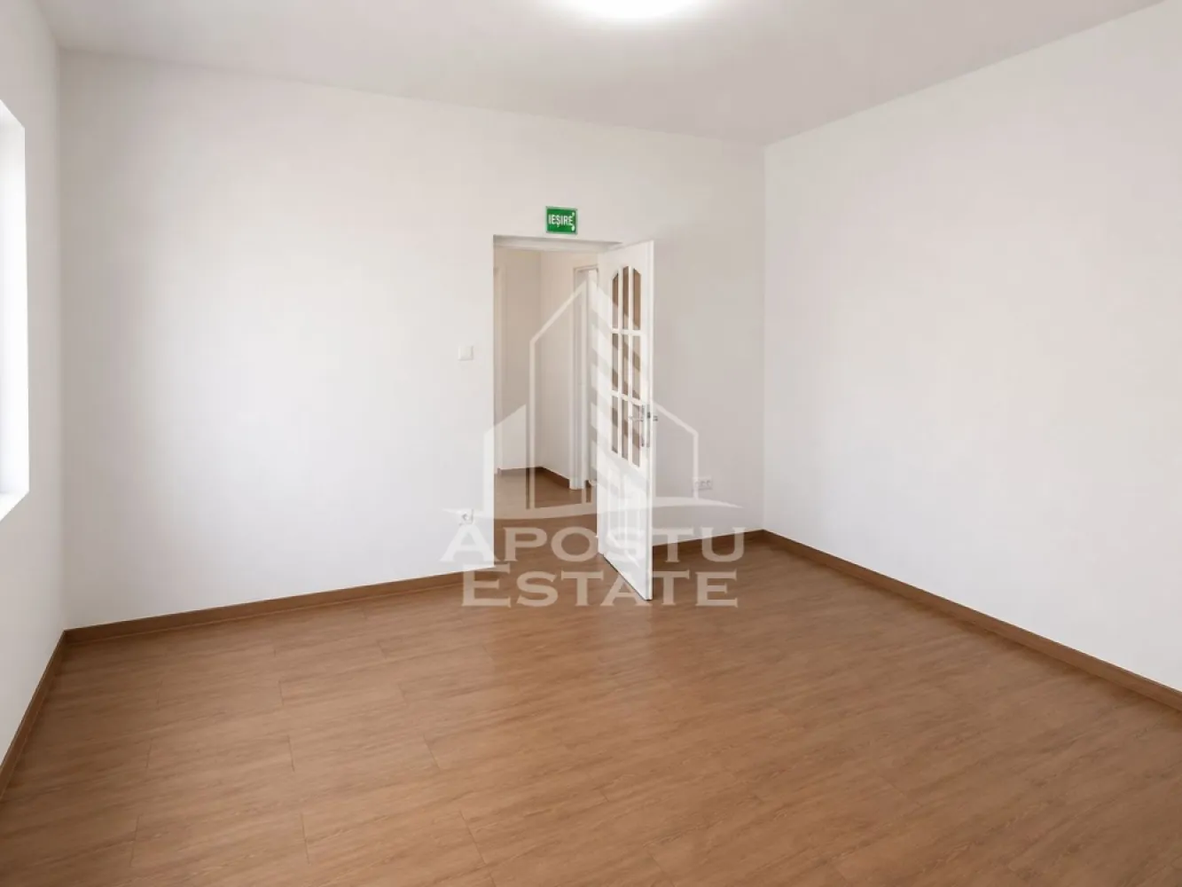 Spatiu pentru birouri de inchiriat, 77 mp + curte betonata, Lipovei - Agentia imobiliara Apostu Estate va propune spre inchiriere casa individuala pretabila pentru birouri sau alte activitati, in zona Lipovei, foarte aproape de Iulius Town.

Spatiul se desfasoara pe 77 mp utili, si este compartimentat in 3 incaperi mari, 2 din ele sunt decomandate, bucatarie si loc de luat masa, grup sanitar, hol compartimentare si spatiu depozitare.
Spatiul a fost renovat complet relativ recent, si dispune de incalzire prin centrala termica pe gaz si calorifere.
Accesul in interior se face prin doua puncte de acces separate.
Proprietatea are curte privata cu acces auto imprejmuita.

Pentru mai multe detalii sau pentru stabilirea unei vizionari nu ezitati sa ne contactati!
CP3176036