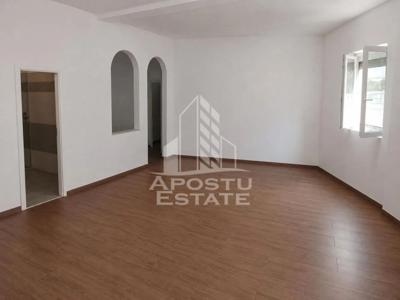 Spatiu pentru birouri de inchiriat, 77 mp + curte betonata, Lipovei - Agentia imobiliara Apostu Estate va propune spre inchiriere casa individuala pretabila pentru birouri sau alte activitati, in zona Lipovei, foarte aproape de Iulius Town.

Spatiul se desfasoara pe 77 mp utili, si este compartimentat in 3 incaperi mari, 2 din ele sunt decomandate, bucatarie si loc de luat masa, grup sanitar, hol compartimentare si spatiu depozitare.
Spatiul a fost renovat complet relativ recent, si dispune de incalzire prin centrala termica pe gaz si calorifere.
Accesul in interior se face prin doua puncte de acces separate.
Proprietatea are curte privata cu acces auto imprejmuita.

Pentru mai multe detalii sau pentru stabilirea unei vizionari nu ezitati sa ne contactati!
CP3176036