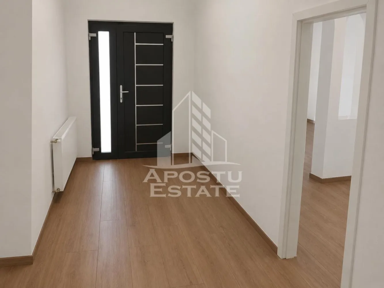 Spatiu pentru birouri de inchiriat, 77 mp + curte betonata, Lipovei - Agentia imobiliara Apostu Estate va propune spre inchiriere casa individuala pretabila pentru birouri sau alte activitati, in zona Lipovei, foarte aproape de Iulius Town.

Spatiul se desfasoara pe 77 mp utili, si este compartimentat in 3 incaperi mari, 2 din ele sunt decomandate, bucatarie si loc de luat masa, grup sanitar, hol compartimentare si spatiu depozitare.
Spatiul a fost renovat complet relativ recent, si dispune de incalzire prin centrala termica pe gaz si calorifere.
Accesul in interior se face prin doua puncte de acces separate.
Proprietatea are curte privata cu acces auto imprejmuita.

Pentru mai multe detalii sau pentru stabilirea unei vizionari nu ezitati sa ne contactati!
CP3176036