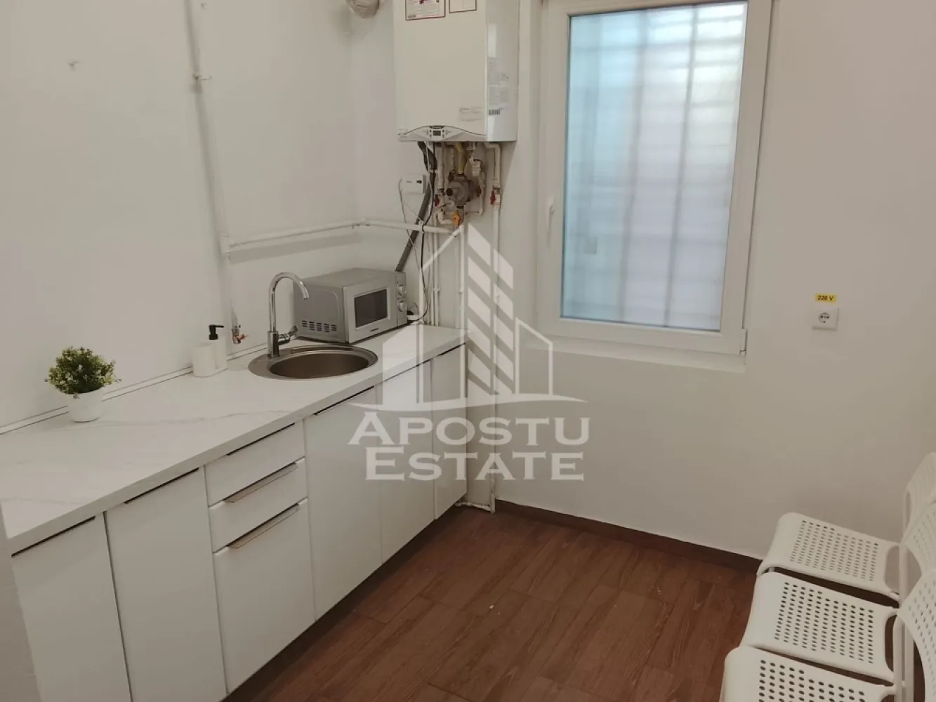 Spatiu pentru birouri de inchiriat, 77 mp + curte betonata, Lipovei