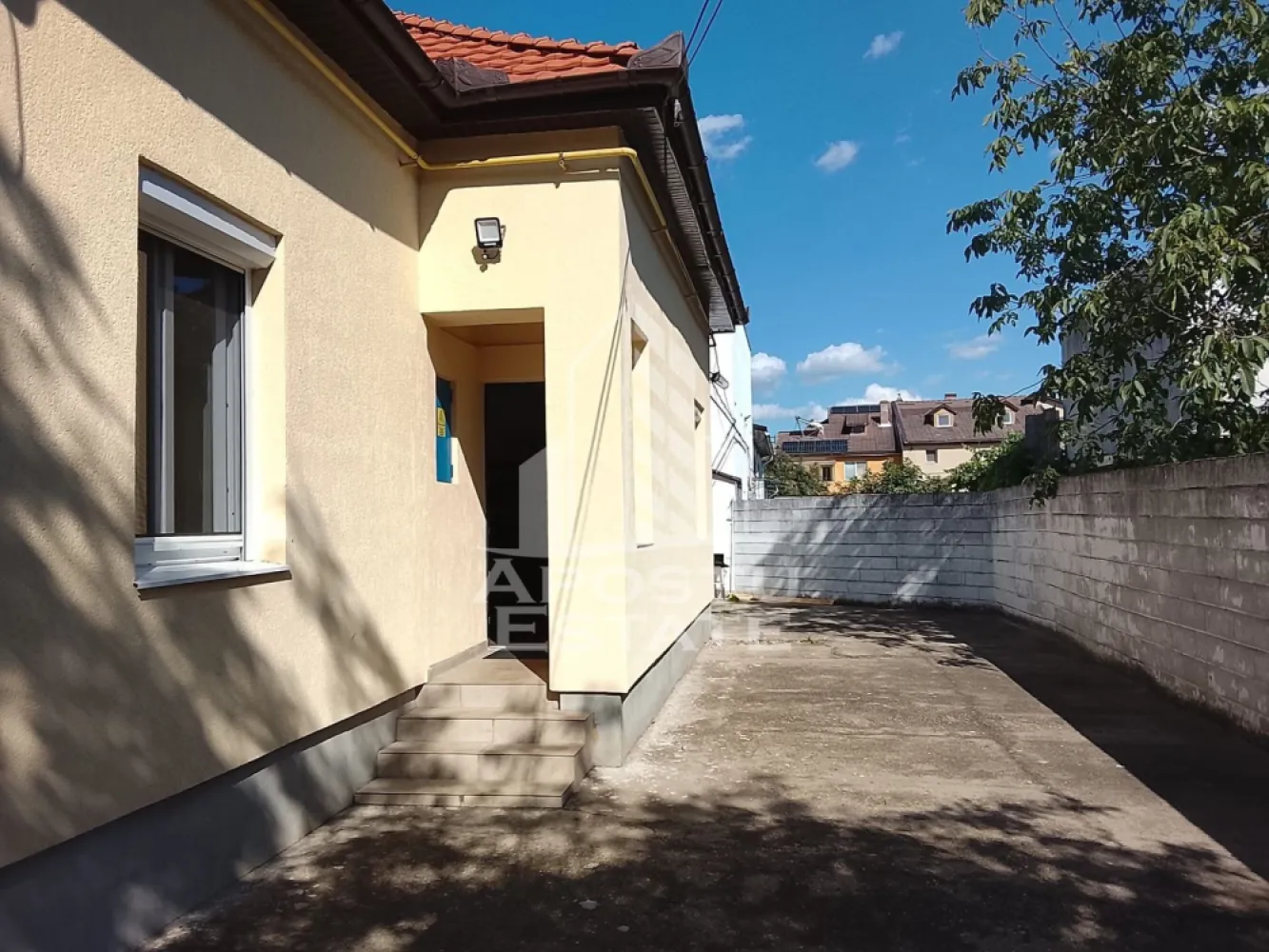 Spatiu pentru birouri de inchiriat, 77 mp + curte betonata, Lipovei