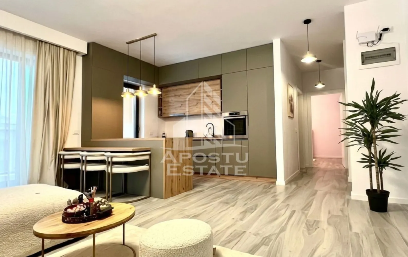Apartament premium Giroc,mobilat si utilat,2 camere - Agentia Apostu Estate va propune spre vanzare un apartament exclusivist cu 2 camere, situat intr-un complex rezidential premium din Giroc. 

Aceasta proprietate reprezinta alegerea ideala pentru cei care isi doresc un stil de viata rafinat, imbinand confortul cu designul contemporan.

​Situat la parterul unui imobil cu regim redus de inaltime, apartamentul dispune de o suprafata utila de 55 mp, fiind compartimentat inteligent pentru a maximiza fiecare spatiu.

​Design si Finisaje:

 Apartamentul beneficiaza de finisaje ultramoderne, alese cu grija pentru a oferi un aspect unitar si sofisticat.

​Mobilier: 

Proprietatea se vinde complet mobilata si utilata, punand la dispozitie piese de mobilier premium, realizate pe comanda, care imbina estetica placuta cu functionalitatea.
​
Facilitati Rezidentiale: 

Locatarii complexului se pot bucura de acces la piscina exterioara, oferind un plus de relaxare chiar in confortul propriei locuinte.

​Parcare:

 Proprietatea include un loc de parcare privat, oferind siguranta si comoditate.

​Acest apartament este o oportunitate excelenta atat pentru cei care cauta o resedinta personala eleganta, cat si pentru investitorii care doresc un activ imobiliar atractiv, cu un potential ridicat de inchiriere datorita calitatii constructiei si facilitatilor oferite.

Va oferim consultanta si solutii financiare prin colaboratorii nostrii!

Va asteptam cu drag la o vizionare!