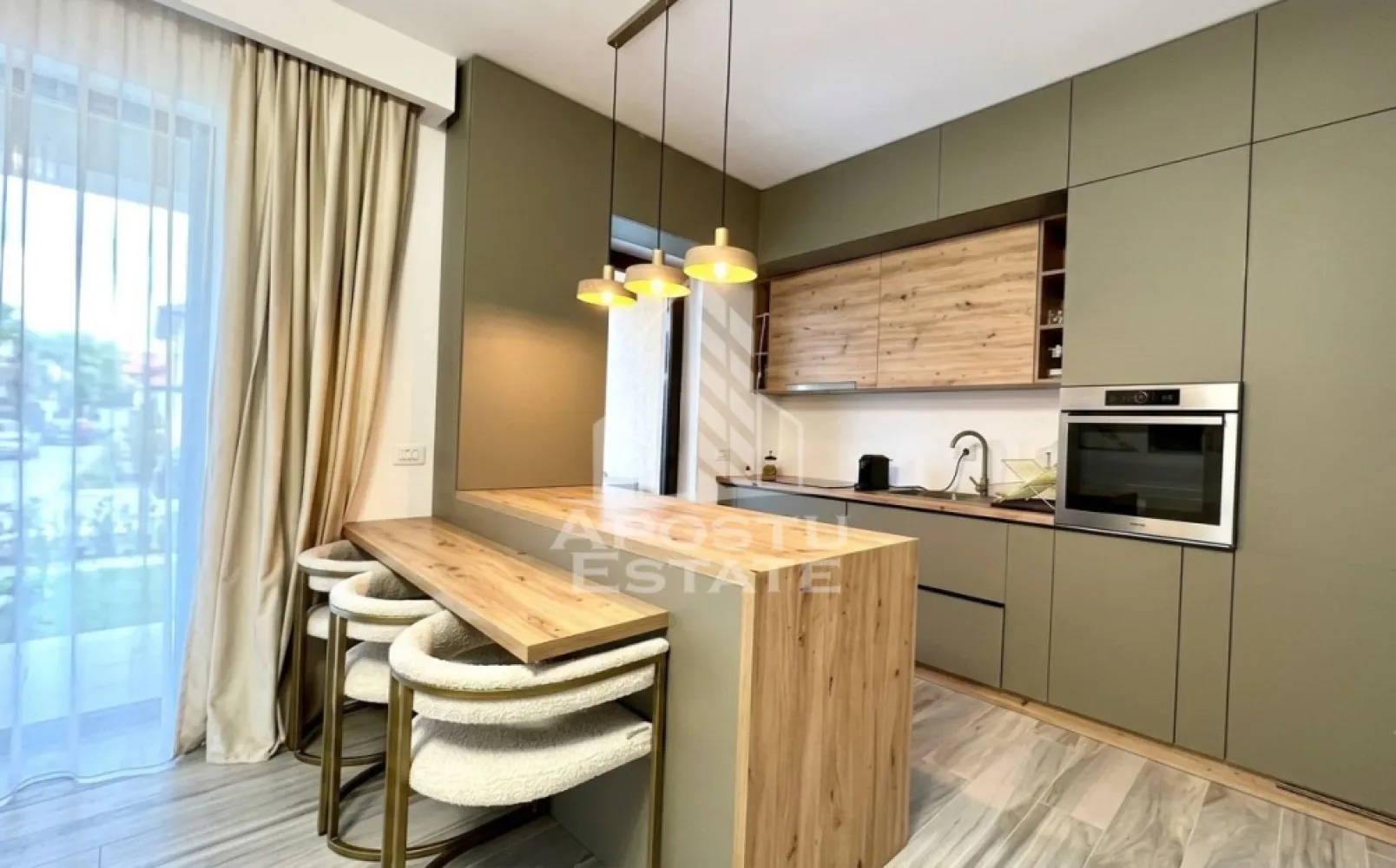 Apartament premium Giroc,mobilat si utilat,2 camere - Agentia Apostu Estate va propune spre vanzare un apartament exclusivist cu 2 camere, situat intr-un complex rezidential premium din Giroc. 

Aceasta proprietate reprezinta alegerea ideala pentru cei care isi doresc un stil de viata rafinat, imbinand confortul cu designul contemporan.

​Situat la parterul unui imobil cu regim redus de inaltime, apartamentul dispune de o suprafata utila de 55 mp, fiind compartimentat inteligent pentru a maximiza fiecare spatiu.

​Design si Finisaje:

 Apartamentul beneficiaza de finisaje ultramoderne, alese cu grija pentru a oferi un aspect unitar si sofisticat.

​Mobilier: 

Proprietatea se vinde complet mobilata si utilata, punand la dispozitie piese de mobilier premium, realizate pe comanda, care imbina estetica placuta cu functionalitatea.
​
Facilitati Rezidentiale: 

Locatarii complexului se pot bucura de acces la piscina exterioara, oferind un plus de relaxare chiar in confortul propriei locuinte.

​Parcare:

 Proprietatea include un loc de parcare privat, oferind siguranta si comoditate.

​Acest apartament este o oportunitate excelenta atat pentru cei care cauta o resedinta personala eleganta, cat si pentru investitorii care doresc un activ imobiliar atractiv, cu un potential ridicat de inchiriere datorita calitatii constructiei si facilitatilor oferite.

Va oferim consultanta si solutii financiare prin colaboratorii nostrii!

Va asteptam cu drag la o vizionare!