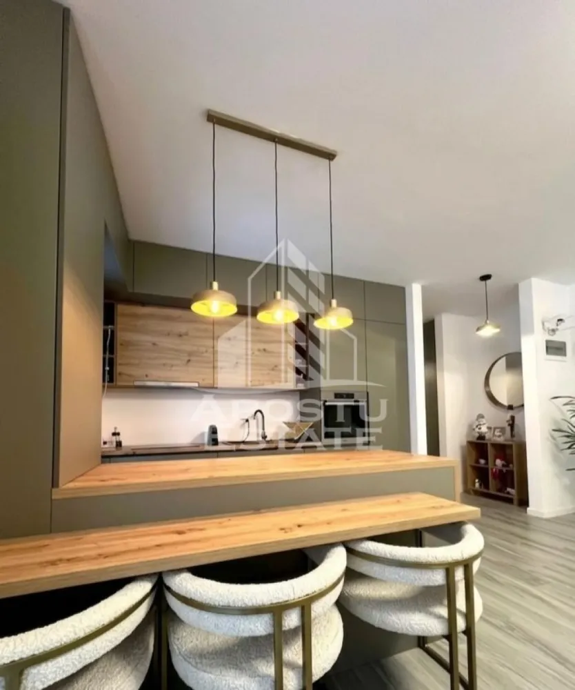 Apartament premium Giroc,mobilat si utilat,2 camere - Agentia Apostu Estate va propune spre vanzare un apartament exclusivist cu 2 camere, situat intr-un complex rezidential premium din Giroc. 

Aceasta proprietate reprezinta alegerea ideala pentru cei care isi doresc un stil de viata rafinat, imbinand confortul cu designul contemporan.

​Situat la parterul unui imobil cu regim redus de inaltime, apartamentul dispune de o suprafata utila de 55 mp, fiind compartimentat inteligent pentru a maximiza fiecare spatiu.

​Design si Finisaje:

 Apartamentul beneficiaza de finisaje ultramoderne, alese cu grija pentru a oferi un aspect unitar si sofisticat.

​Mobilier: 

Proprietatea se vinde complet mobilata si utilata, punand la dispozitie piese de mobilier premium, realizate pe comanda, care imbina estetica placuta cu functionalitatea.
​
Facilitati Rezidentiale: 

Locatarii complexului se pot bucura de acces la piscina exterioara, oferind un plus de relaxare chiar in confortul propriei locuinte.

​Parcare:

 Proprietatea include un loc de parcare privat, oferind siguranta si comoditate.

​Acest apartament este o oportunitate excelenta atat pentru cei care cauta o resedinta personala eleganta, cat si pentru investitorii care doresc un activ imobiliar atractiv, cu un potential ridicat de inchiriere datorita calitatii constructiei si facilitatilor oferite.

Va oferim consultanta si solutii financiare prin colaboratorii nostrii!

Va asteptam cu drag la o vizionare!